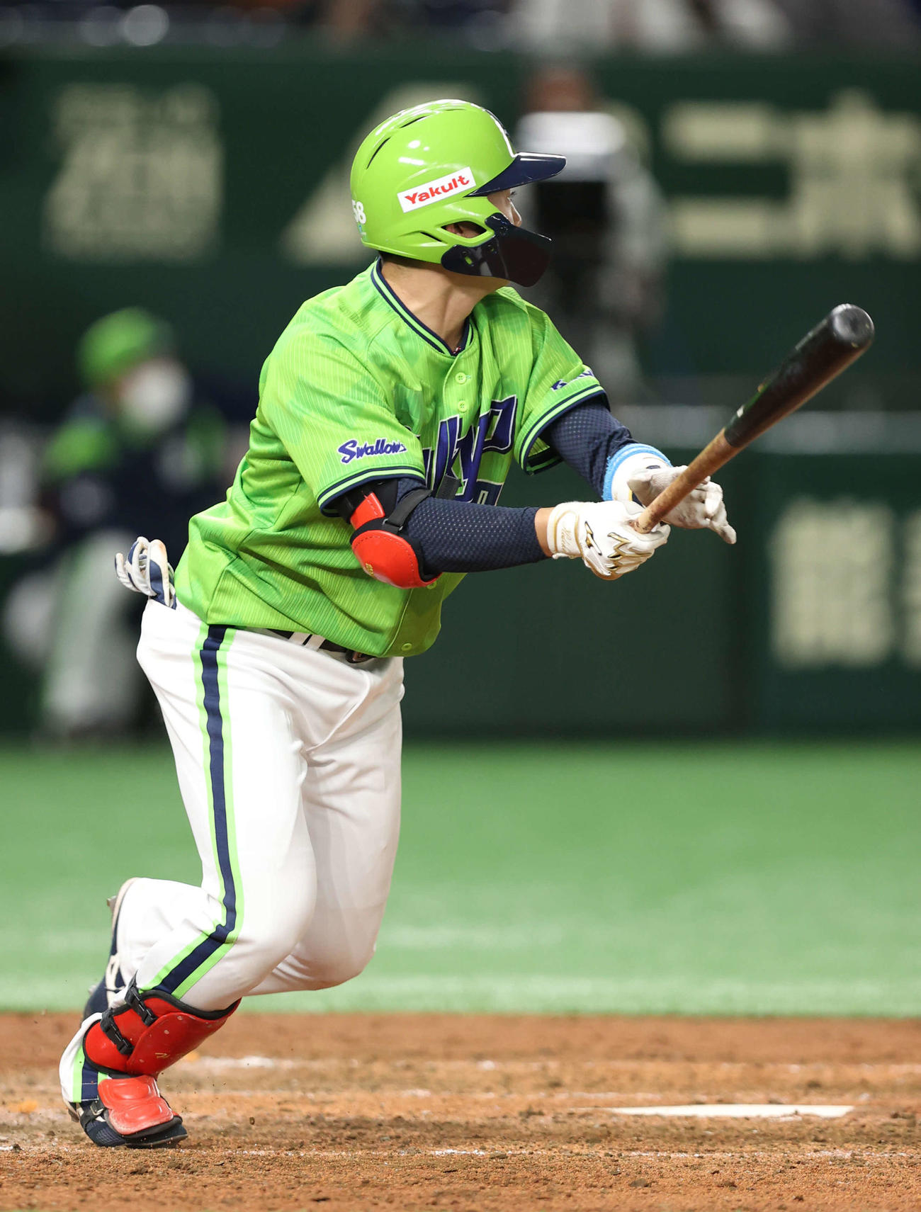 巨人対ヤクルト　5回表ヤクルト1死二塁、プロ初安打となる左前打を放つ長岡（撮影・河野匠）