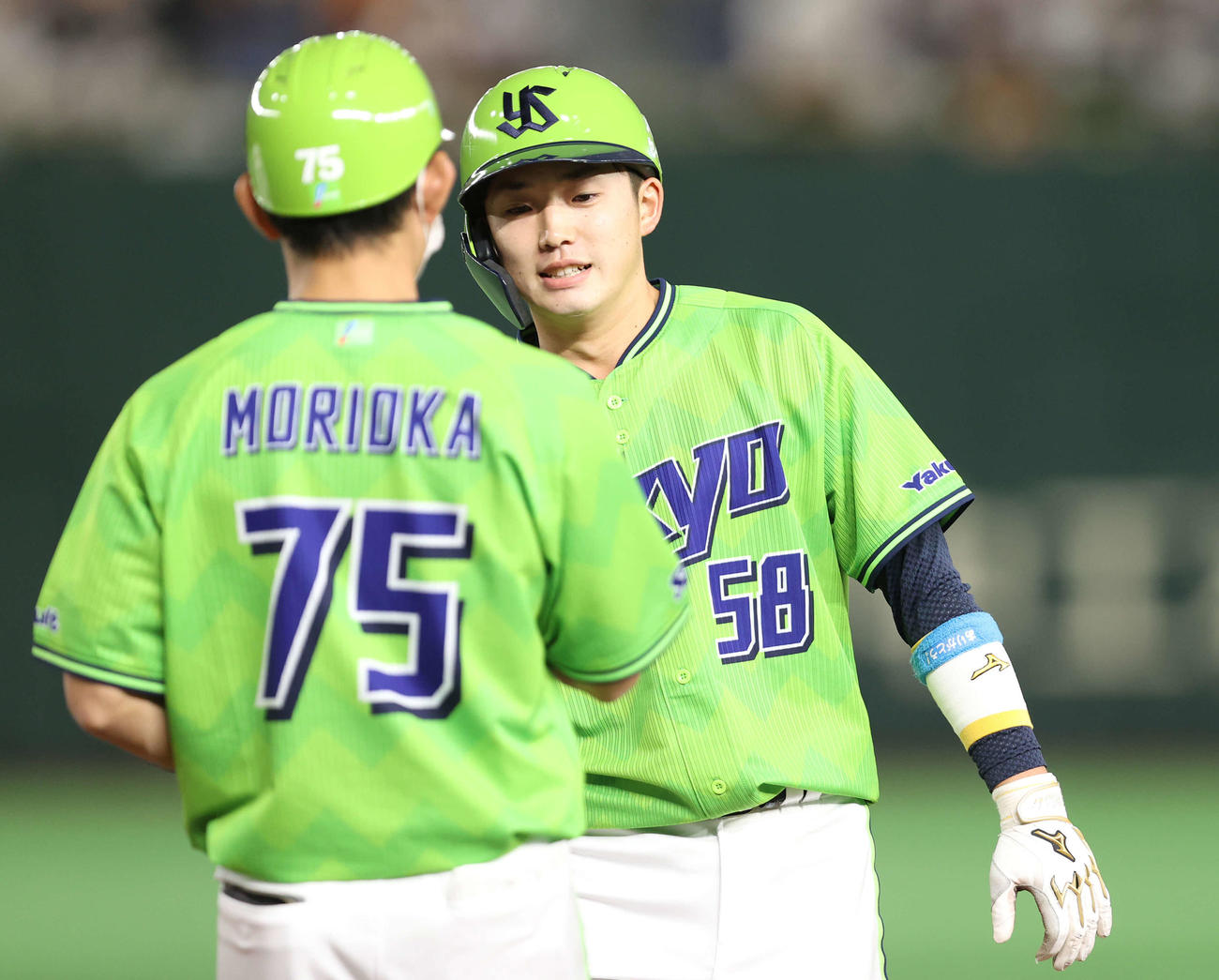 巨人対ヤクルト　5回表ヤクルト1死二塁、プロ初安打となる左前打を放った長岡（撮影・河野匠）
