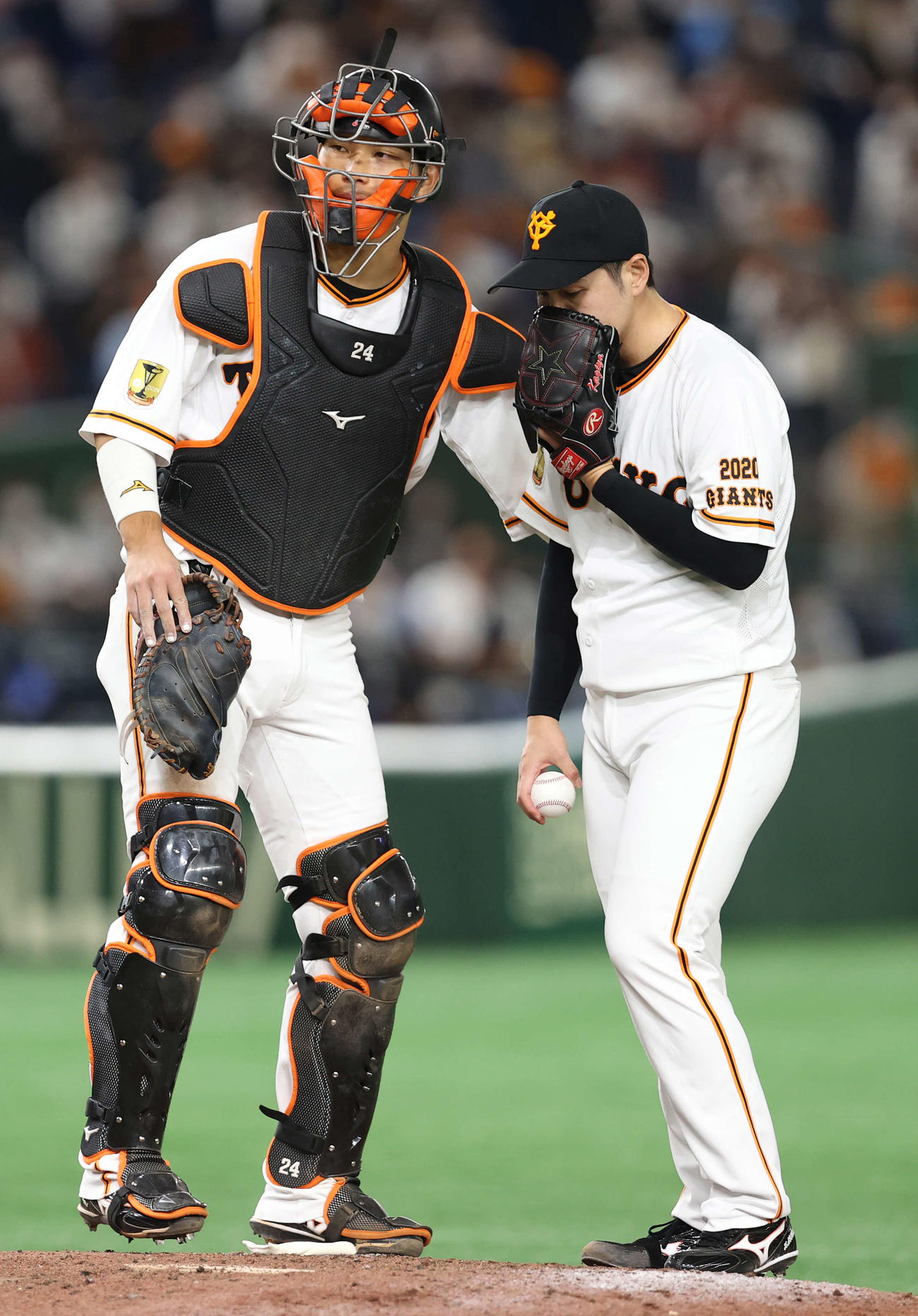 巨人対ヤクルト　7回表ヤクルト1死二、三塁、青木の打席を前に鍵谷（右）に声を掛ける大城（撮影・河野匠）