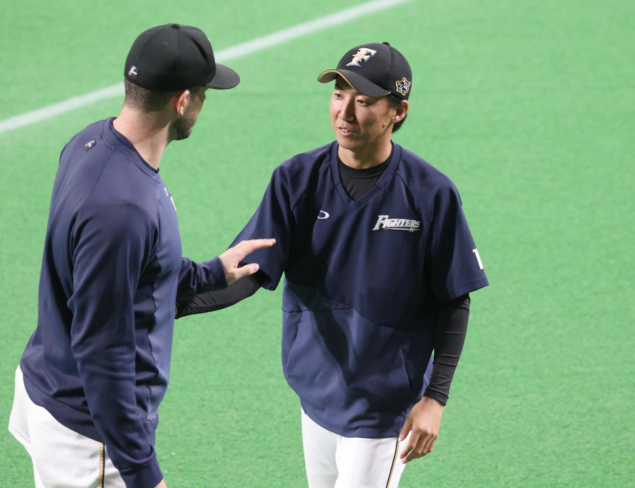 日本ハム対オリックス　バーヘイゲンと話す浦野（撮影・黒川智章）
