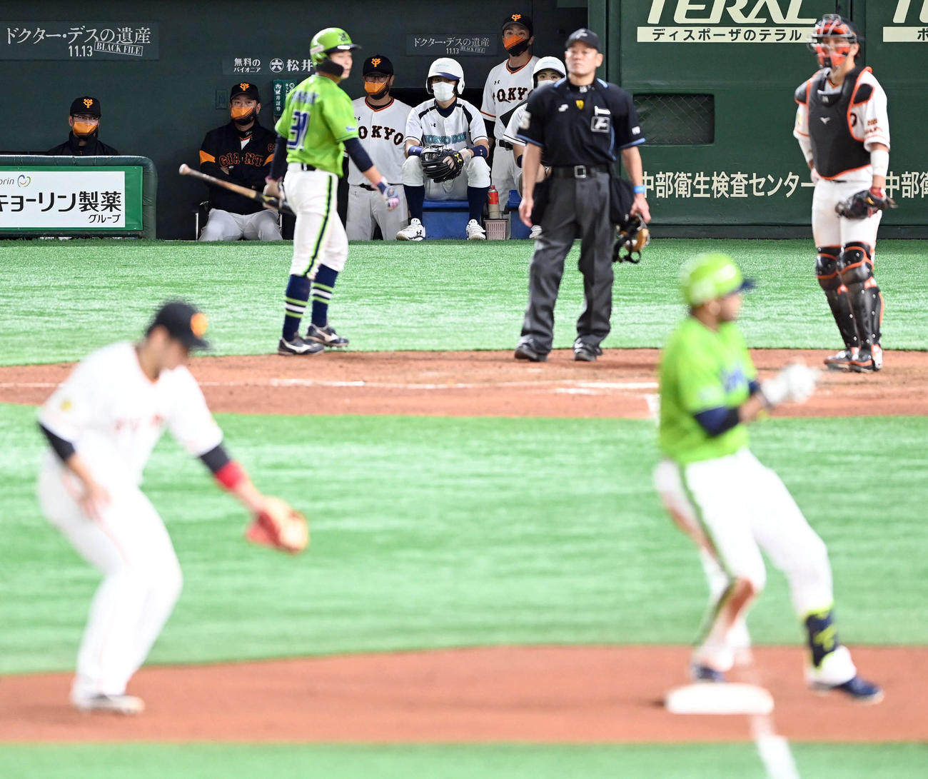 巨人対ヤクルト　6回裏巨人1死三塁、大城卓三の適時打に手をたたく原辰徳監督（撮影・たえ見朱実）