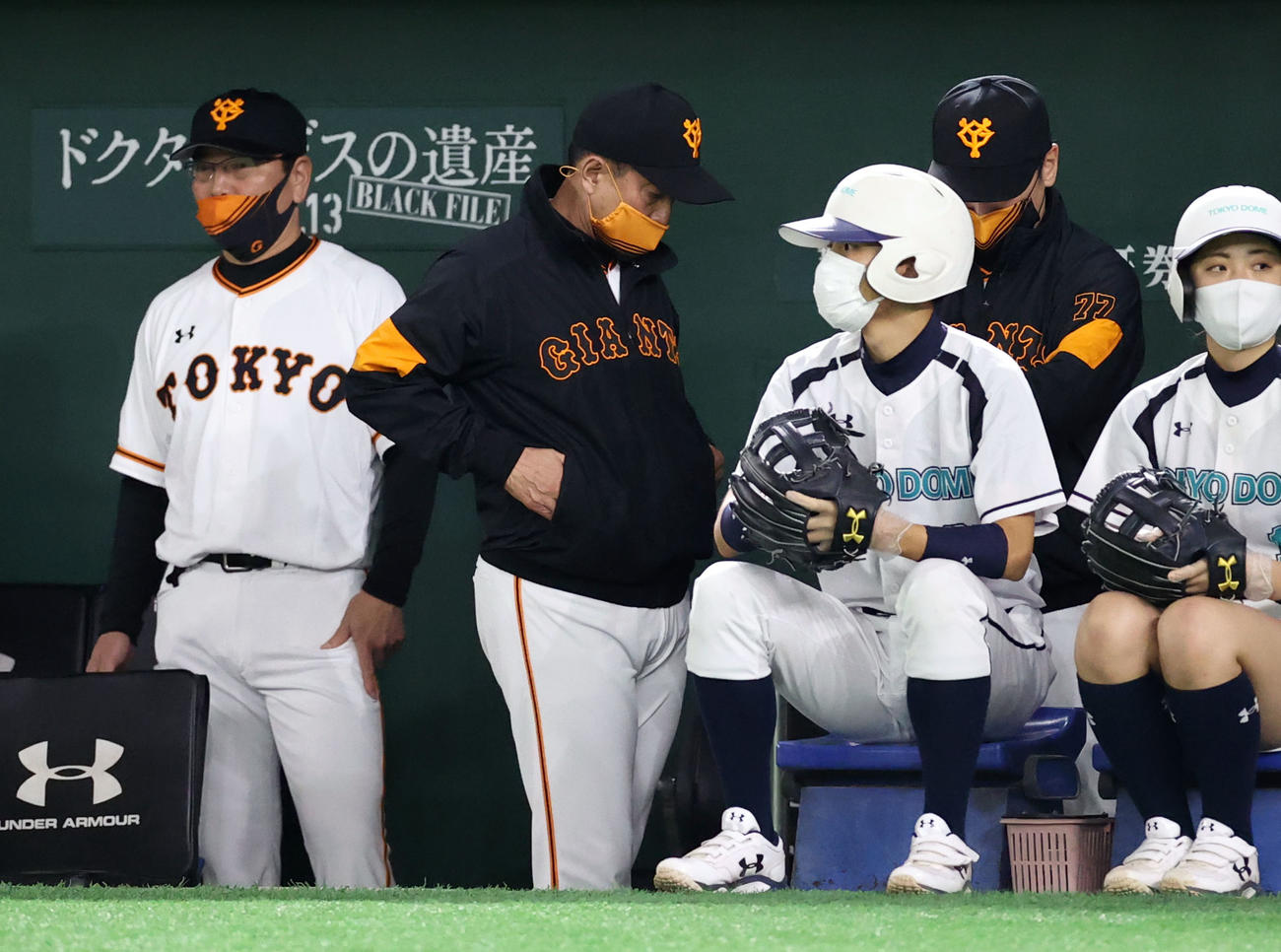 巨人対ヤクルト　8回裏、ぶぜんとした表情の原監督（中央）（撮影・狩俣裕三）
