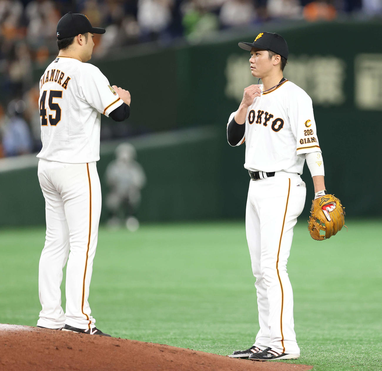 巨人対ヤクルト　5回表ヤクルト2死一、三塁、坂口の打席を前に適時打を浴びた今村（左）に声を掛ける坂本（撮影・河野匠）
