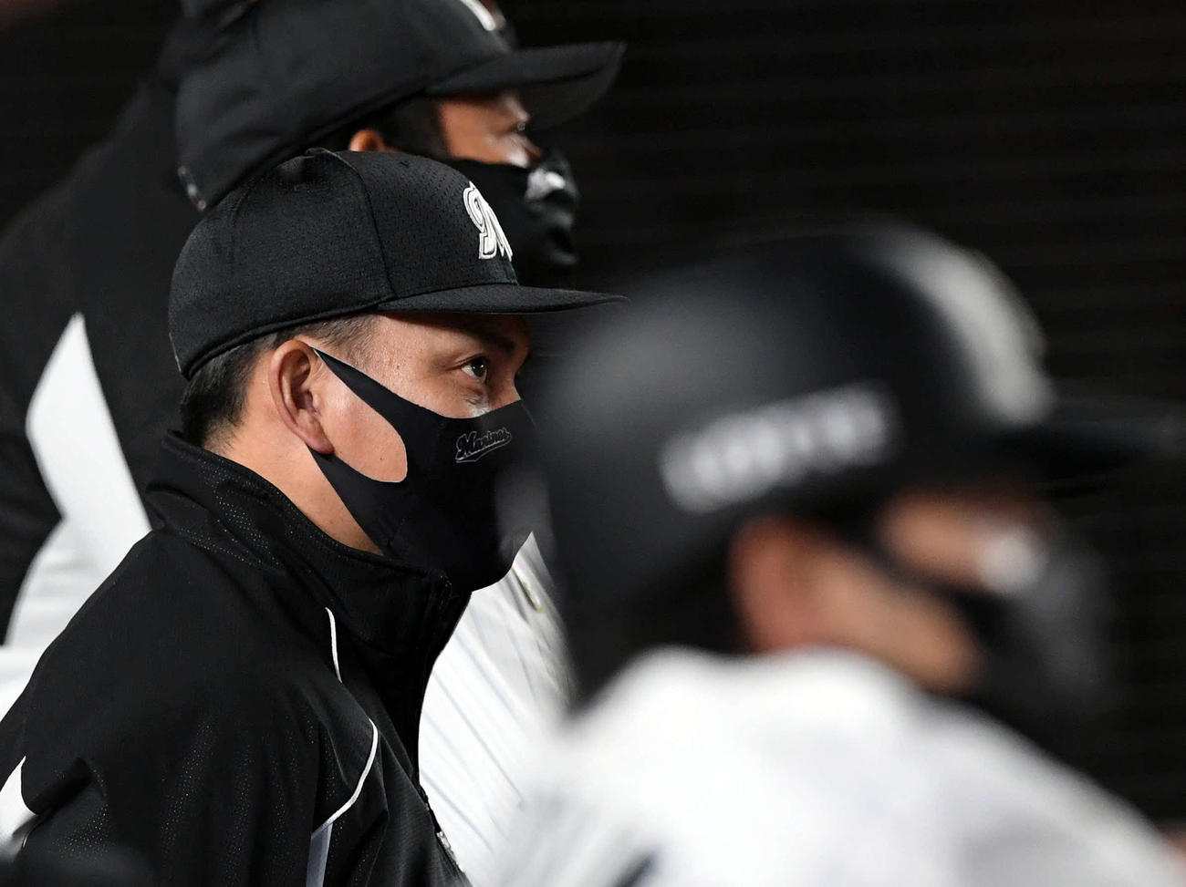 ロッテ対楽天　8回表楽天1死一、三塁、沢村の暴投から勝ち越しを許し厳しい表情の井口監督（左手前）（撮影・滝沢徹郎）