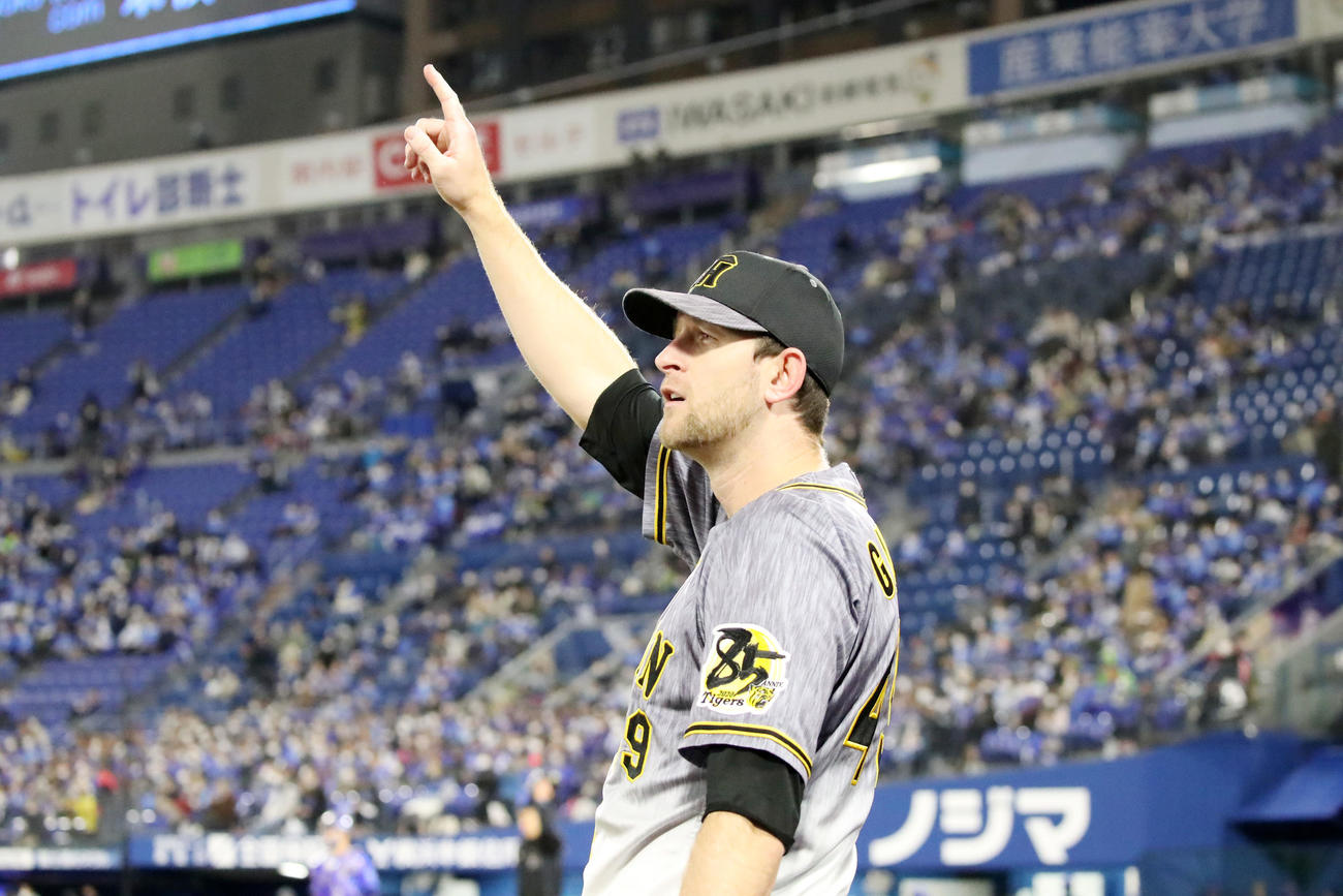 DeNA対阪神　3回表阪神2死一、二塁、ガンケルは大山の適時二塁打に手を上げる（撮影・加藤哉）