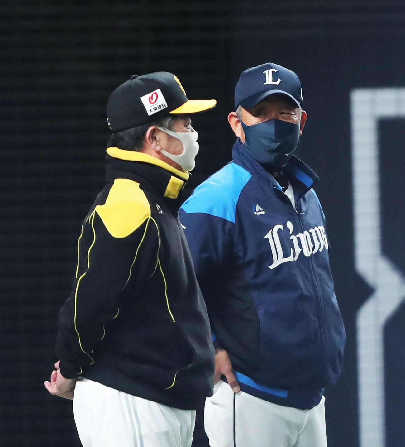 西武対ソフトバンク　試合開始前、言葉を交わすソフトバンク工藤監督（左）と西武辻監督（撮影・河田真司）