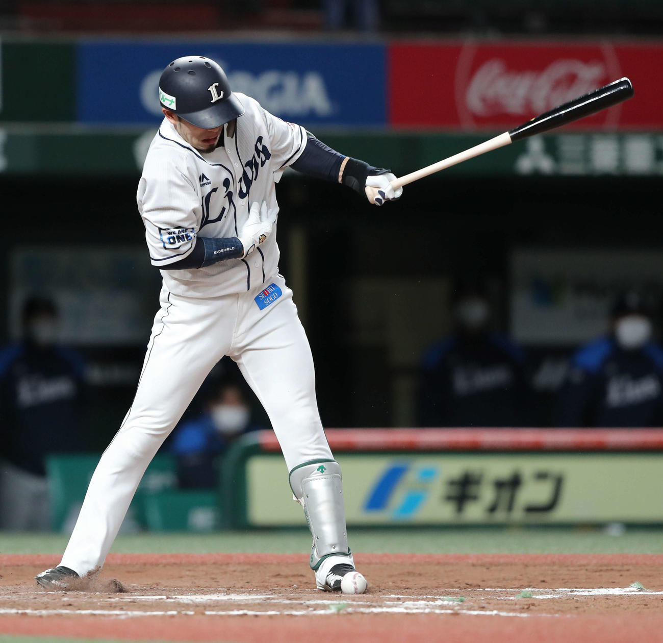 西武対ソフトバンク　9回裏西武1死三塁、放った球が左足元に落ちる外崎（撮影・河田真司）