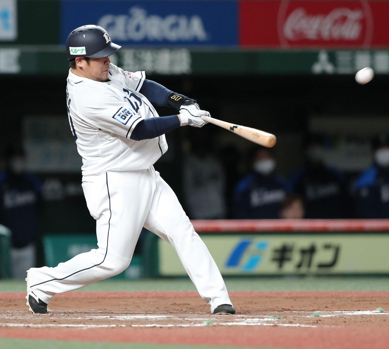 西武対ソフトバンク　9回裏西武2死三塁、左越え2点本塁打を放つ中村（撮影・河田真司）