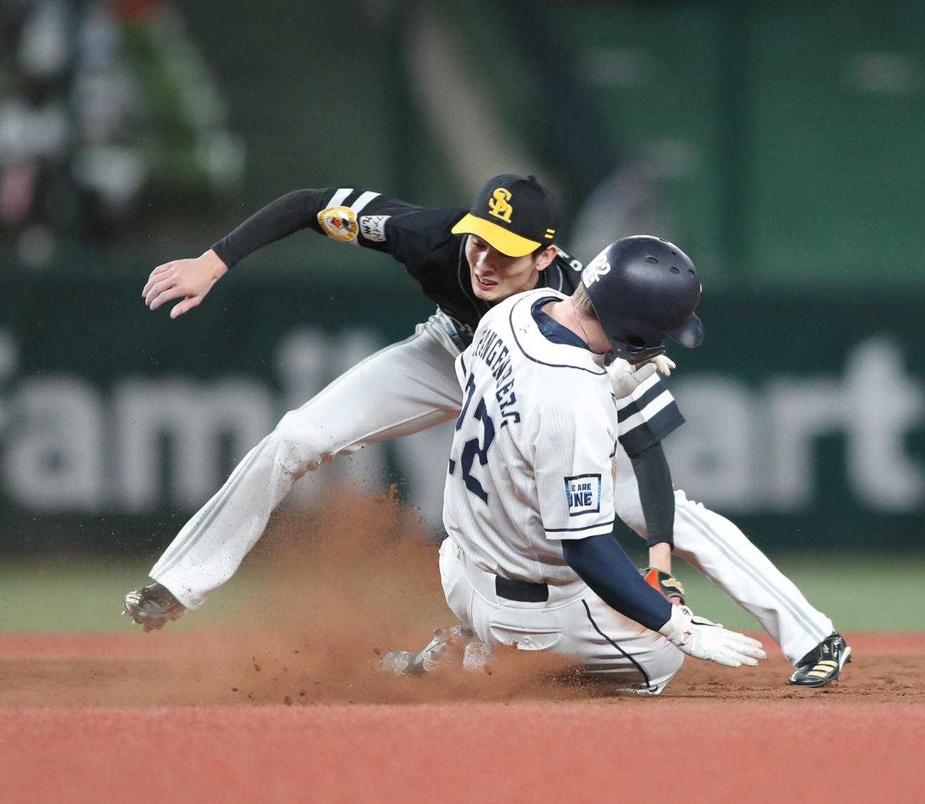 西武対ソフトバンク　3回裏西武1死一塁、二盗に成功するスパンジェンバーグ。二塁手周東（撮影・河田真司）
