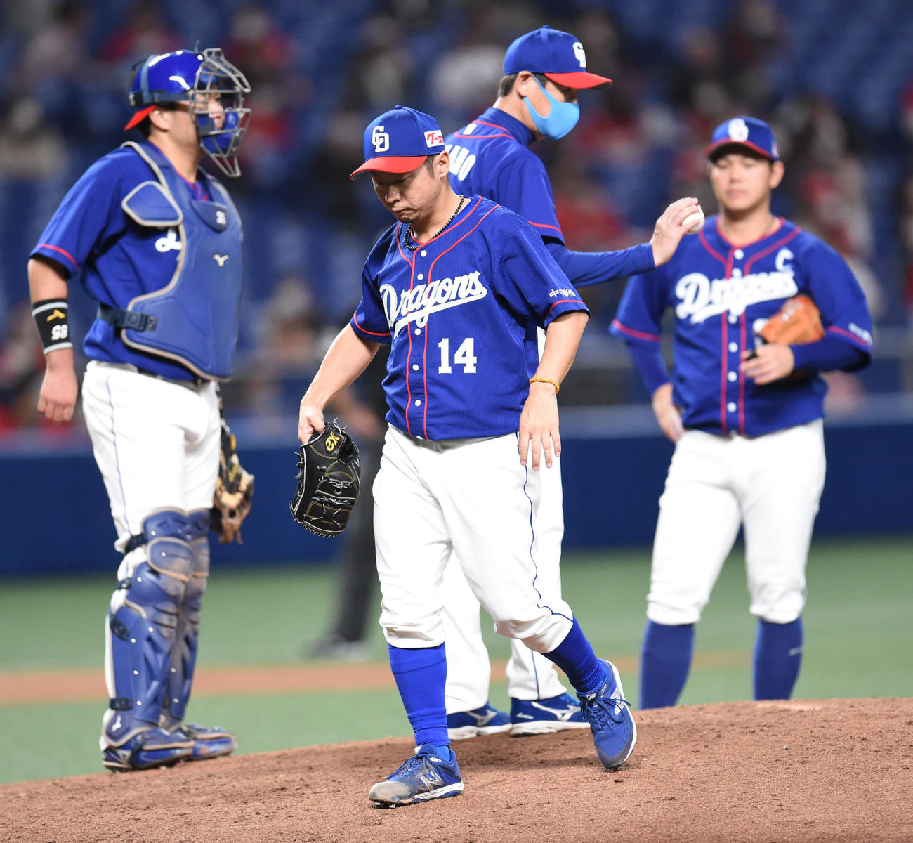 プロ野球中日対広島　7回表広島1死三塁、マウンドを降りる谷元圭介（撮影・森本幸一）