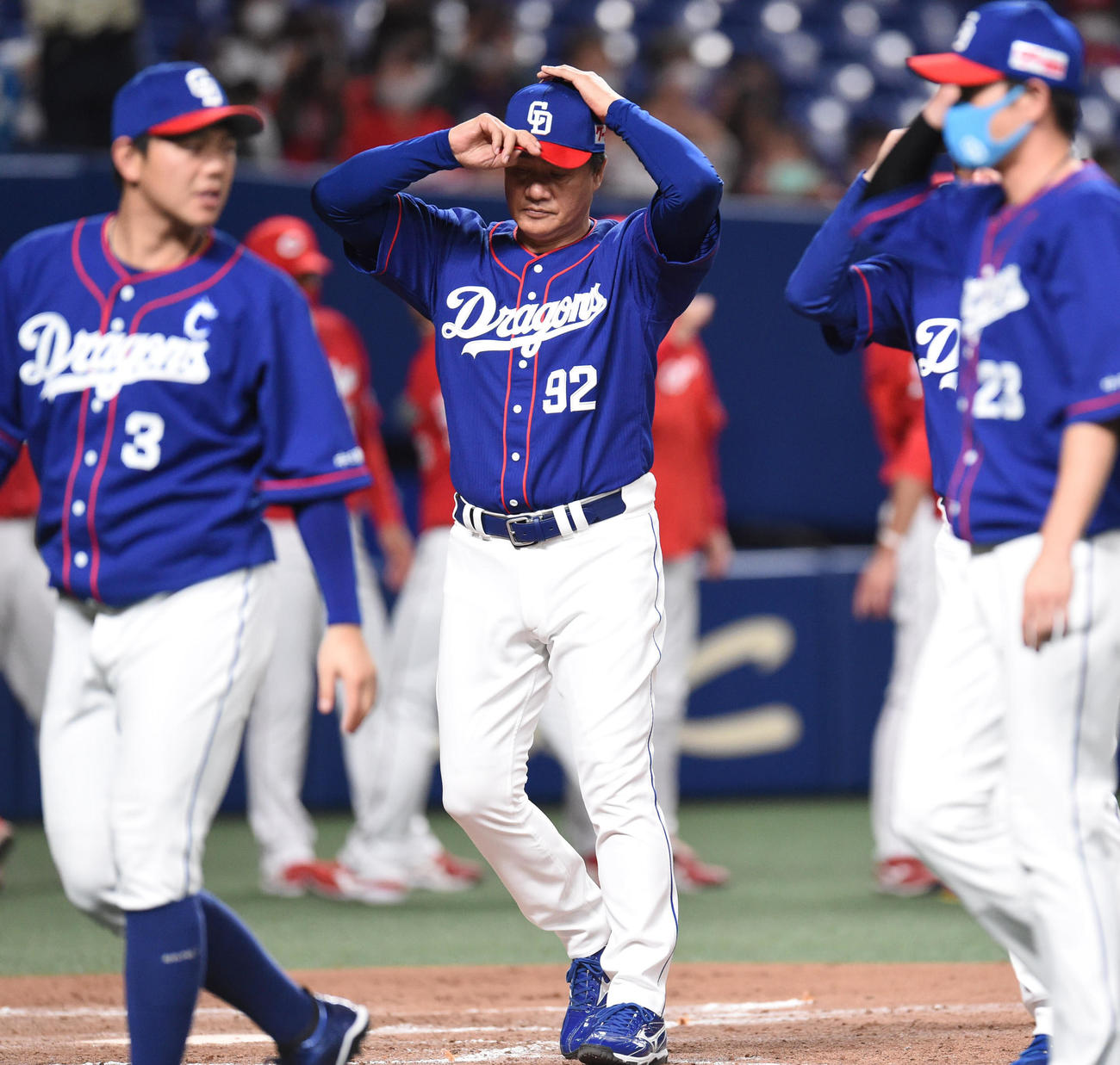 中日対広島　試合終了、さえない表情で観客に一礼し帽子をかぶる与田剛監督（撮影・森本幸一）