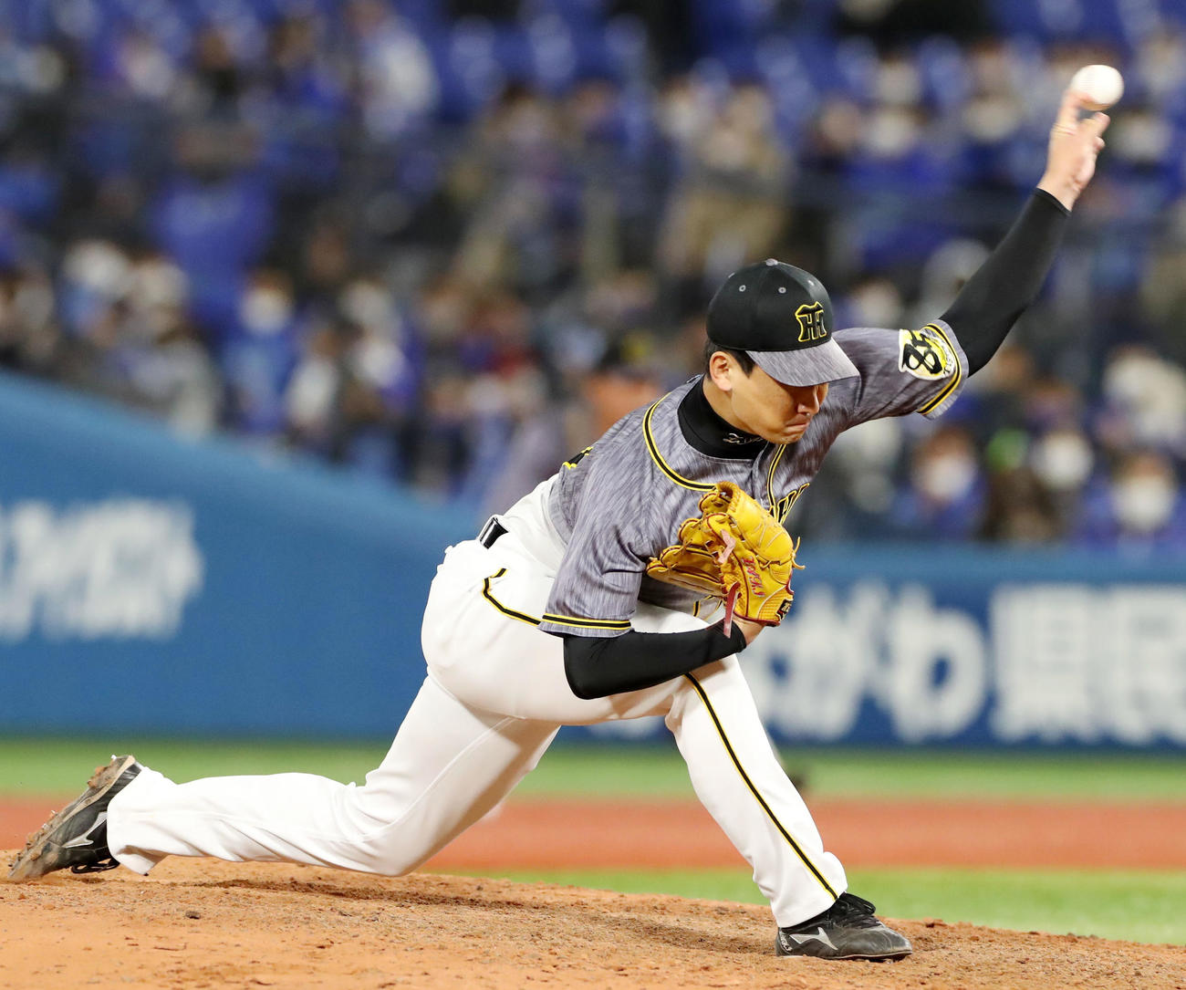 DeNA対阪神　8回裏、阪神3番手で登板する岩崎（撮影・加藤哉）
