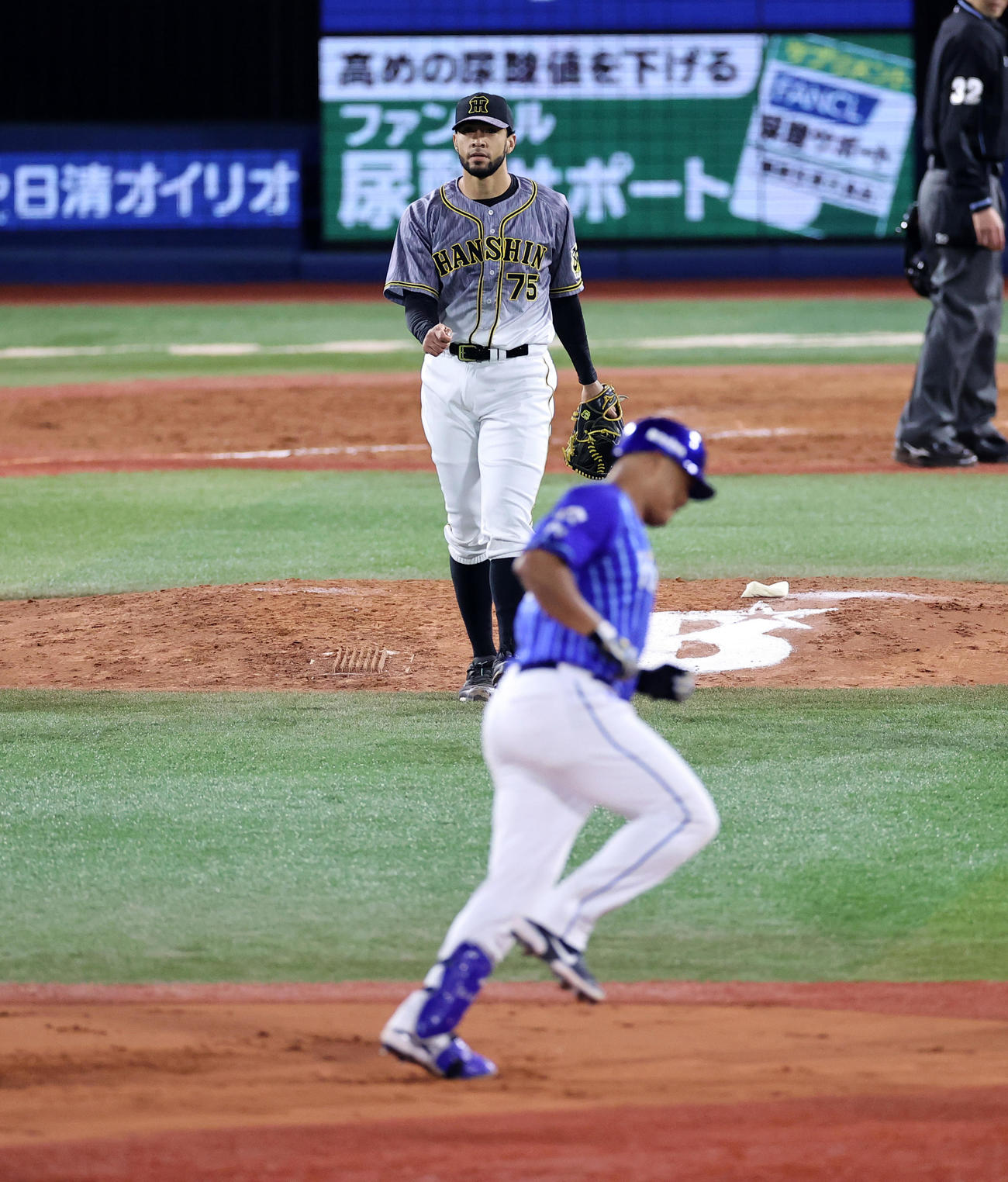 DeNA対阪神　9回裏DeNA2死一塁、ロペスに左越え同点2点本塁打を許し、ぼう然と見つめるスアレス（撮影・浅見桂子）