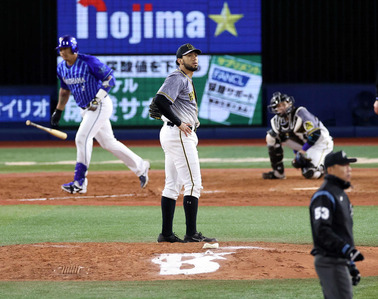 DeNA対阪神　9回裏DeNA2死一塁、ロペスに左越え同点2点本塁打を許し、ぼう然と見つめるスアレス（撮影・浅見桂子）