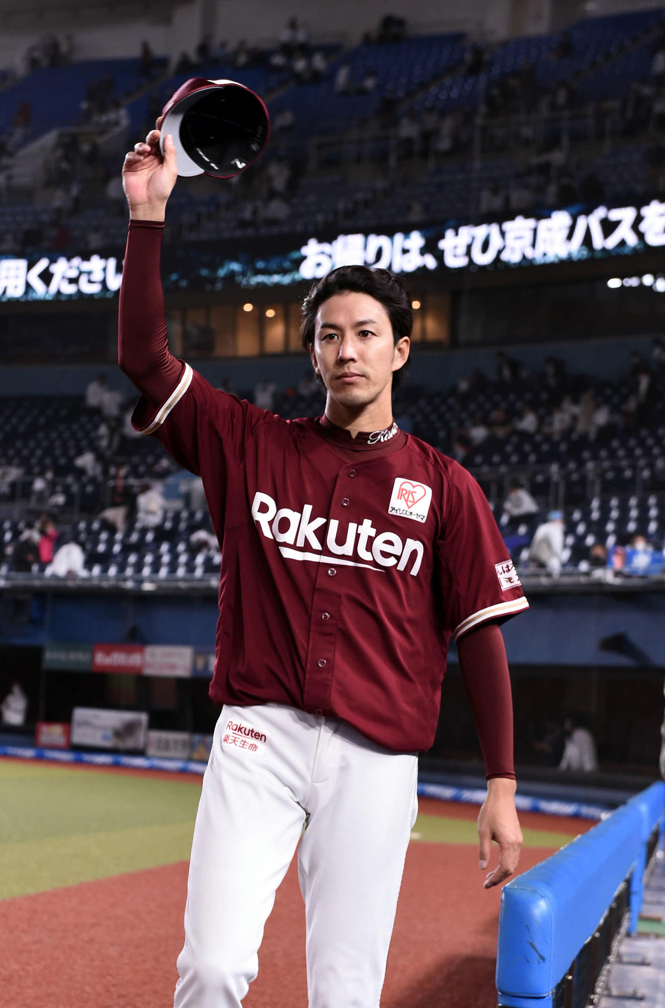 ロッテ対楽天　ヒーローインタビューを終えファンにあいさつする楽天岸（撮影・滝沢徹郎）