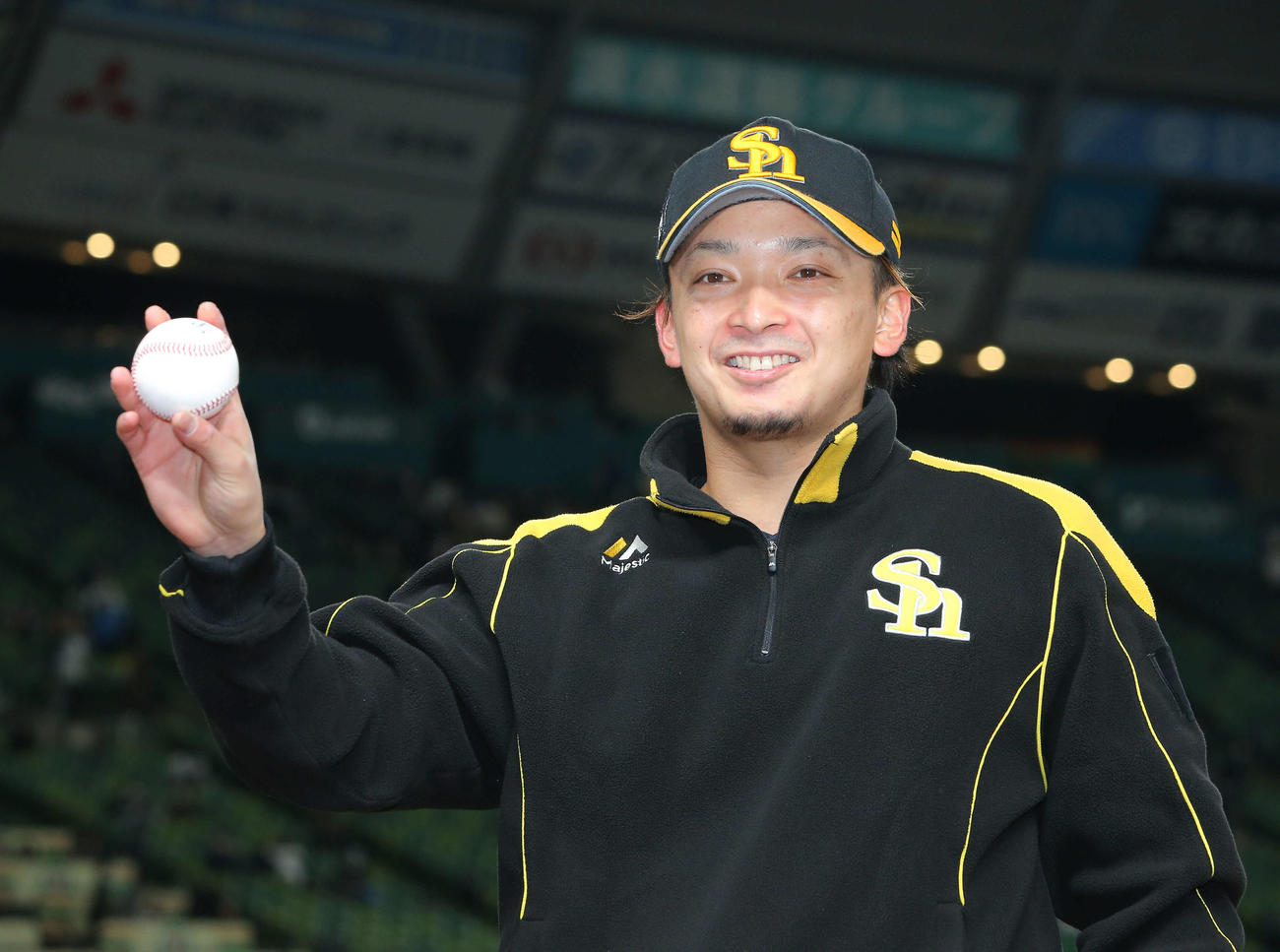 西武対ソフトバンク　西武に勝利し、勝利球を手に写真に納まるソフトバンク東浜（撮影・河田真司）