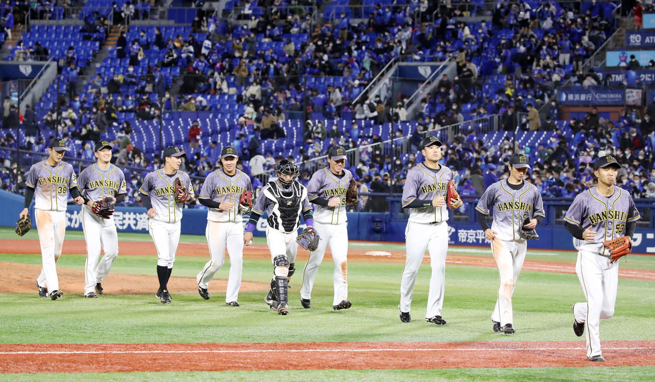 DeNA対阪神　DeNAと引き分けベンチへ向かう阪神ナイン（撮影・加藤哉）