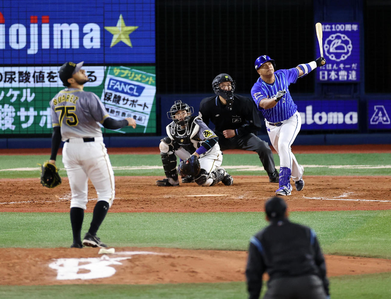 DeNA対阪神　9回裏DeNA2死一塁、ロペスは左越え同点2点本塁打を放つ。投手スアレス（撮影・浅見桂子）