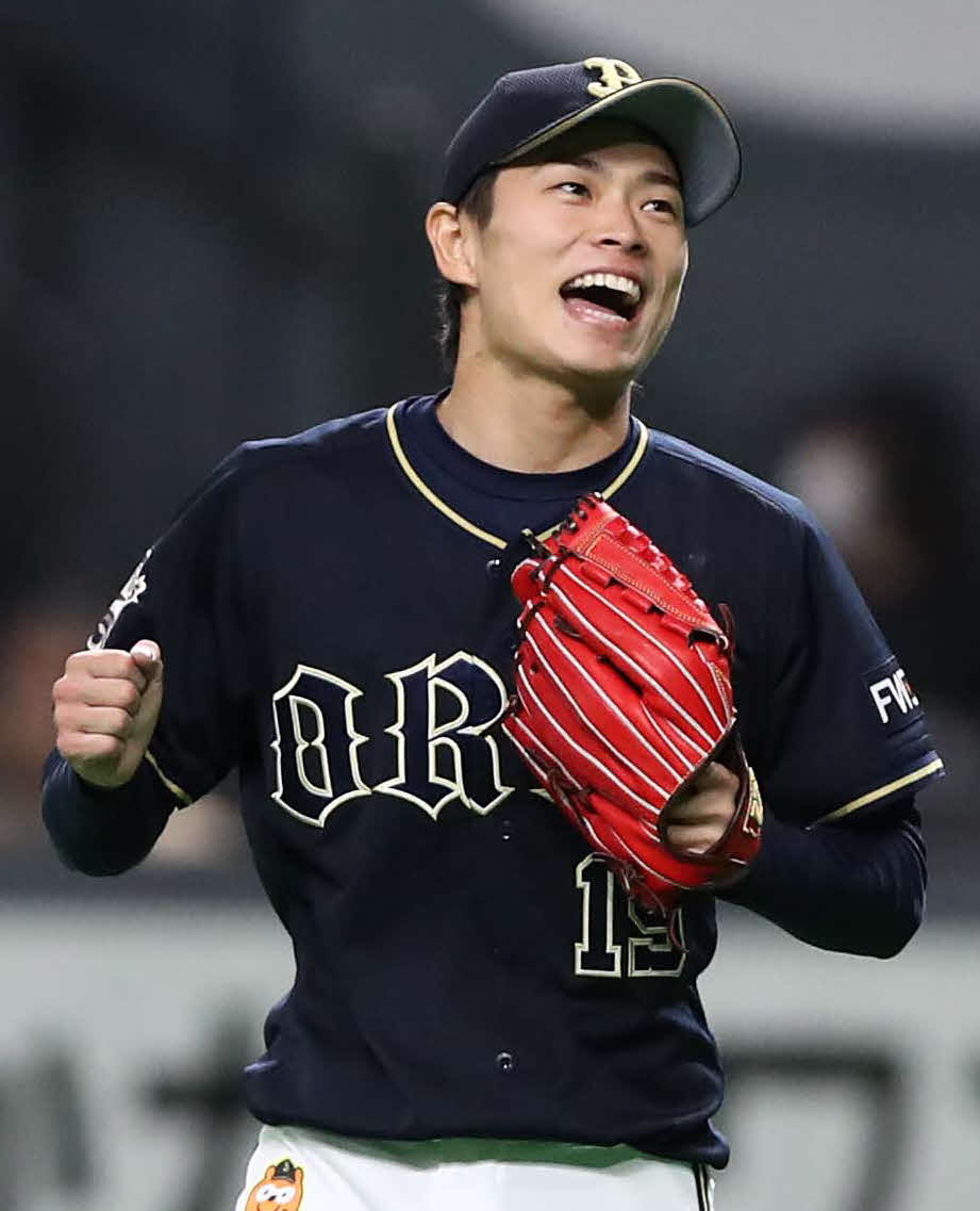日本ハム対オリックス　完投勝利し笑顔の山岡（撮影・黒川智章）