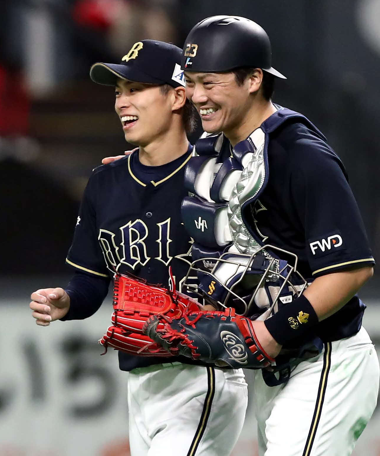 日本ハム対オリックス　完投勝利し捕手伏見（右）に肩をたたかれる山岡（撮影・黒川智章）