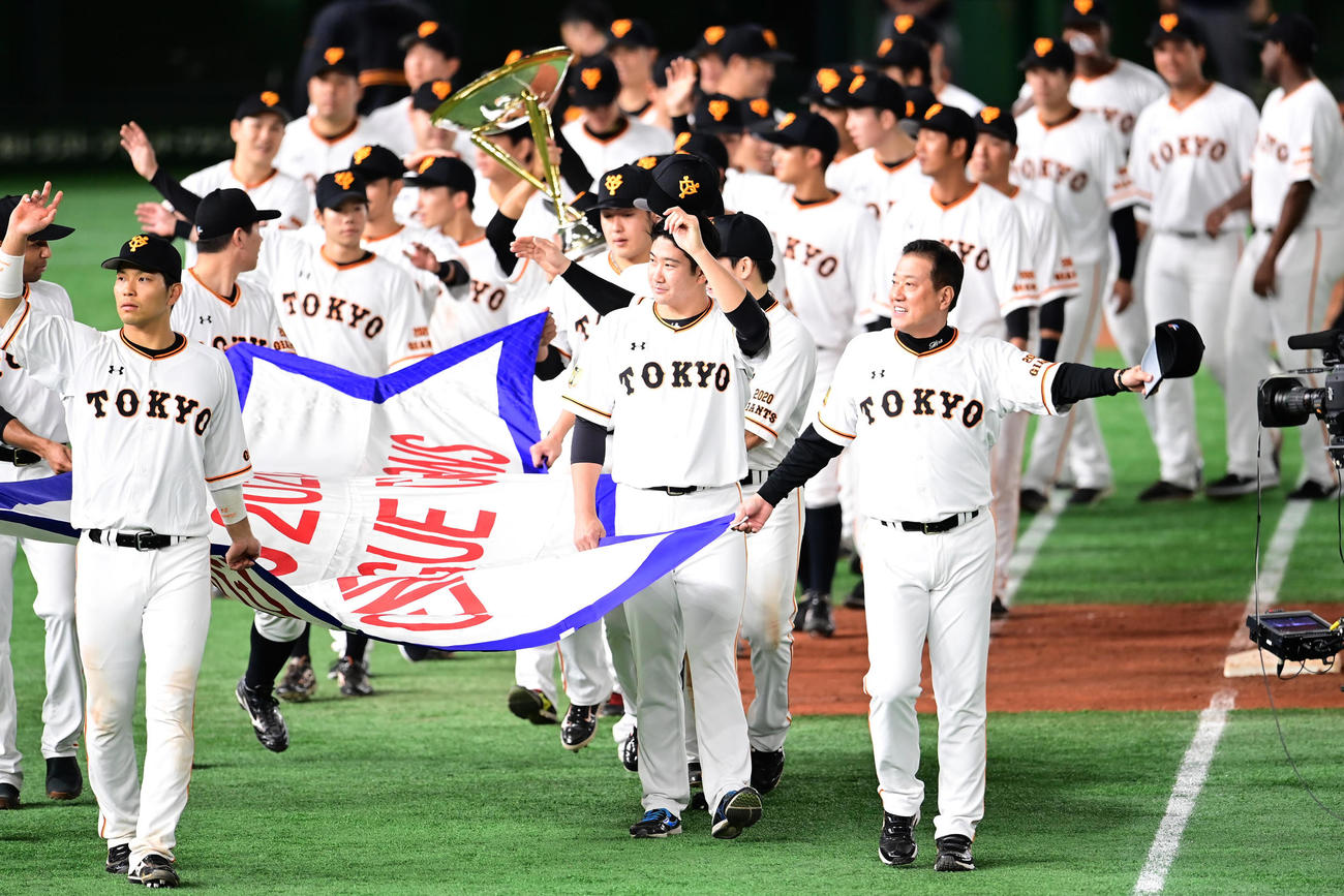 巨人対ヤクルト　2連覇を果たした巨人ナインは、右から原監督、菅野らを先頭にペナントを手に場内を一周する（撮影・小沢裕）