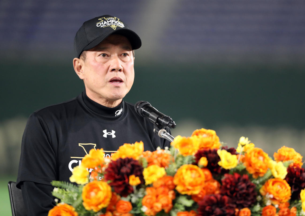 巨人対ヤクルト　試合後の会見で報道陣の質問に答える原監督（撮影・狩俣裕三）