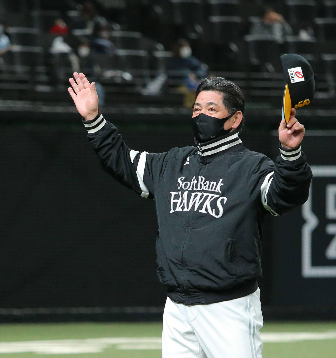 西武対ソフトバンク　西武に勝利し、観客の声援に応えるソフトバンク工藤監督（撮影・河田真司）
