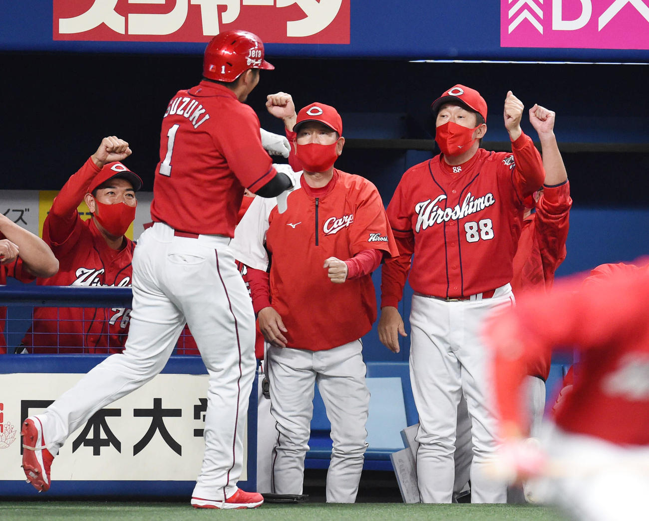 プロ野球中日対広島　7回表広島1死一、二塁、大盛穂の右中間2点適時三塁打で生還した鈴木誠也を迎える佐々岡真司監督（撮影・森本幸一）