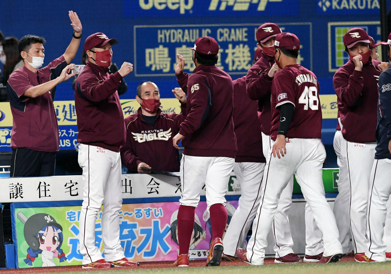 ロッテ対楽天　試合後、ナインを迎える楽天三木監督（左から2人目）（撮影・滝沢徹郎）