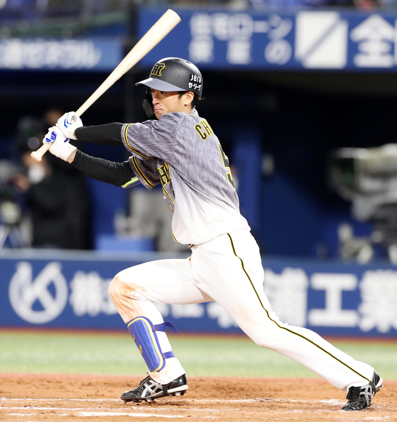 DeNA対阪神　10回表阪神2死二塁、近本は左前打を放つ（撮影・加藤哉）