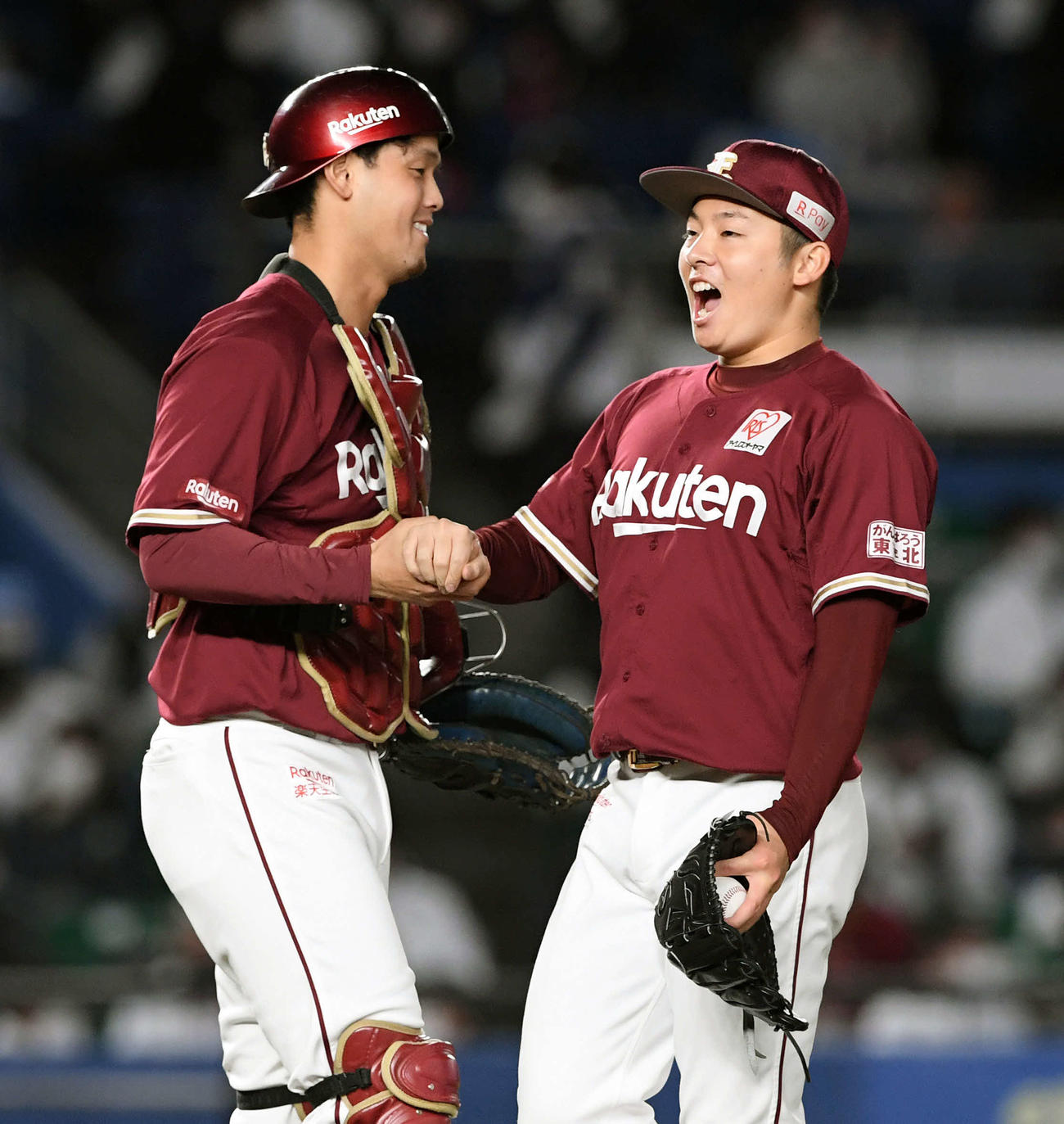 ロッテ対楽天　9回裏ロッテ2死、鳥谷を空振り三振に仕留めた松井（右）は下妻と握手する（撮影・滝沢徹郎）