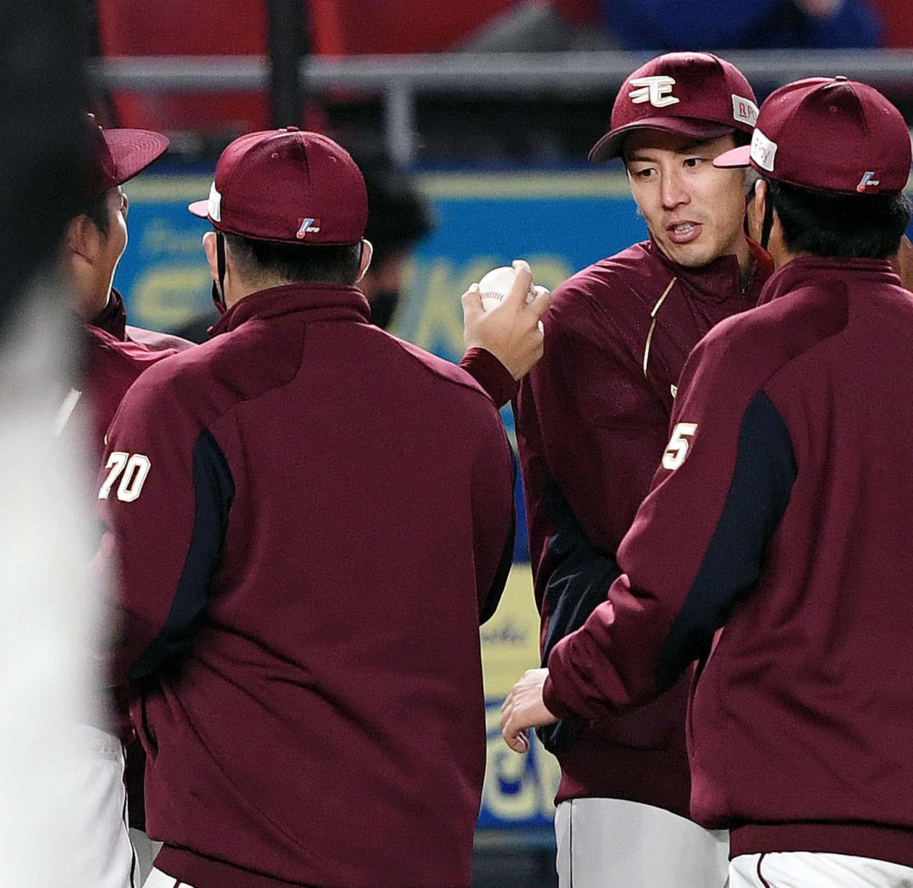 ロッテ対楽天　試合後、楽天松井（左端）からの勝利球を受け取らない岸（右から2人目）（撮影・滝沢徹郎）