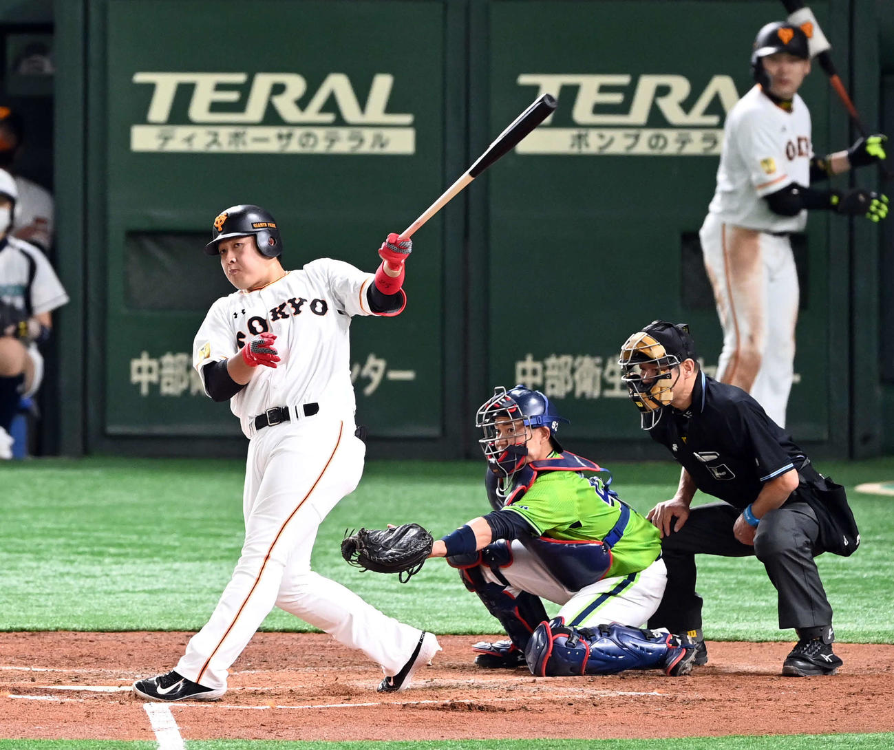 巨人対ヤクルト　3回裏巨人2死二塁、左越え2点本塁打を放つ岡本（撮影・たえ見朱実）