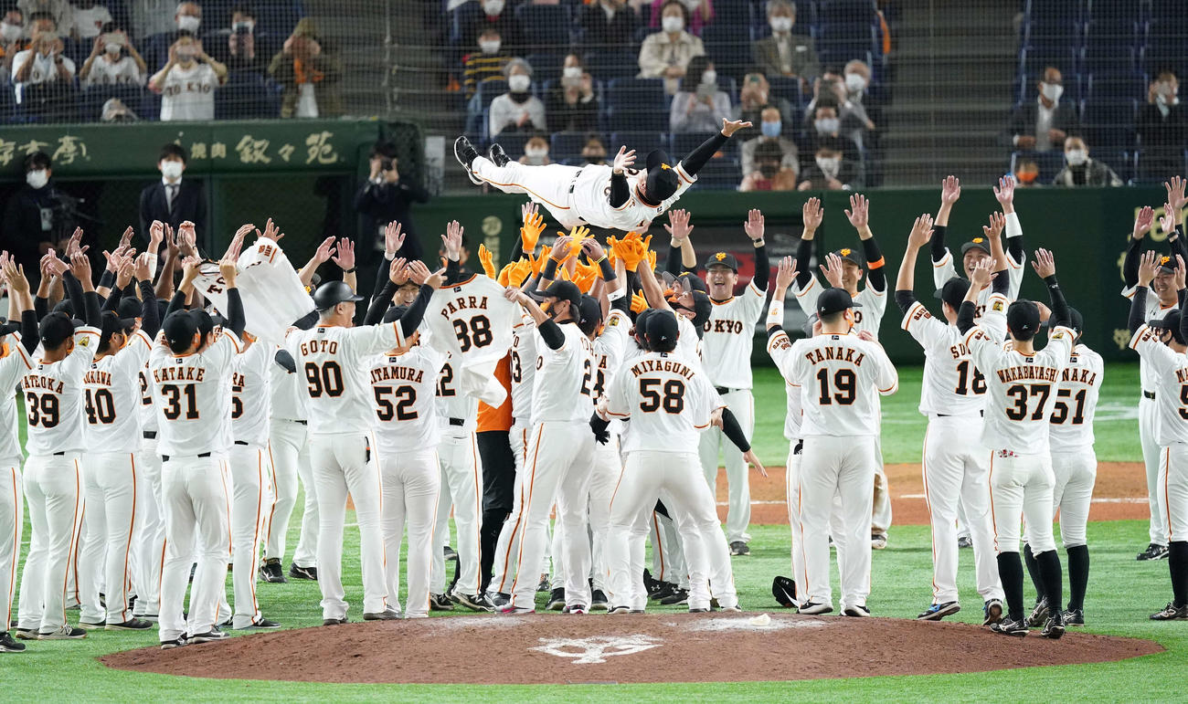 巨人対ヤクルト　セ・リーグ優勝を決め、胴上げされる巨人原監督（撮影・鈴木みどり）