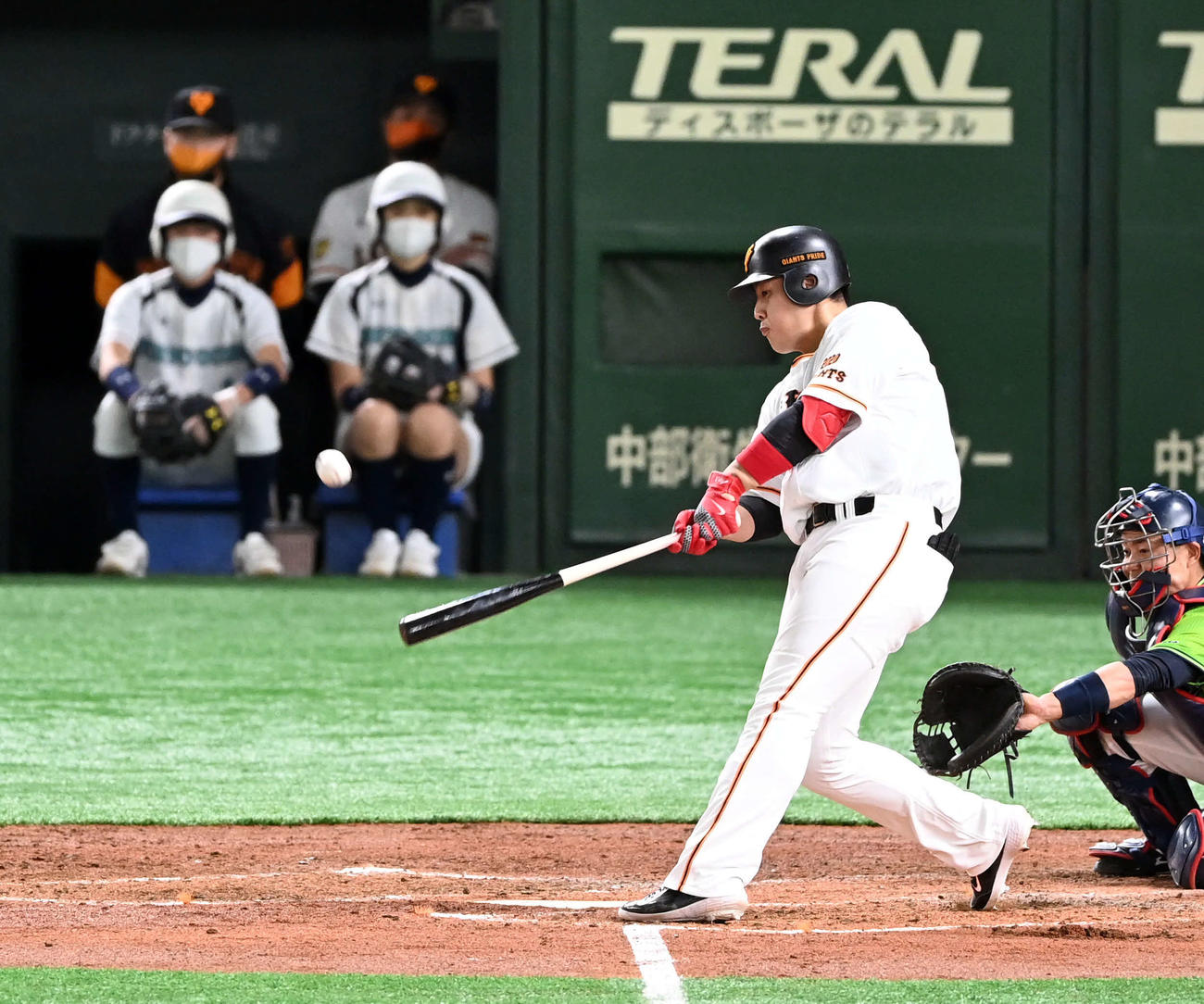 巨人対ヤクルト　3回裏巨人2死二塁、左越え2点本塁打を放つ岡本（撮影・たえ見朱実）