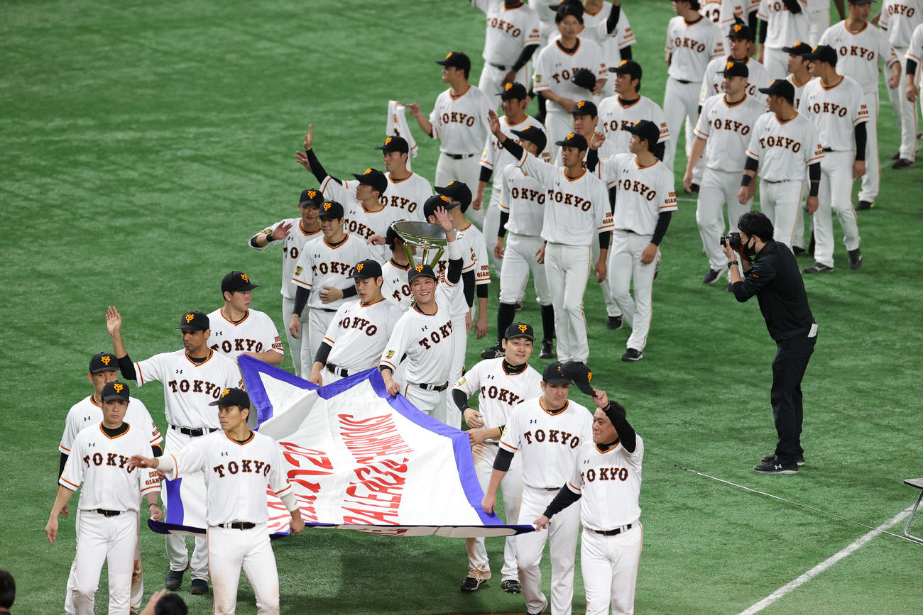 巨人対ヤクルト　優勝ペナントを手に笑顔の坂本（中央右）岡本（同左）ら巨人ナイン。手前右は原監督（撮影・井上学）