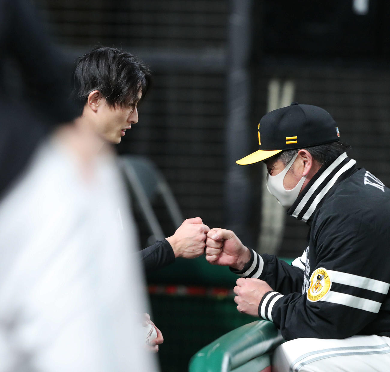 西武対ソフトバンク　7回表ソフトバンクの攻撃を終え、13試合連続盗塁成功を達成した周東（左）とグータッチを交わす工藤監督（撮影・河田真司）