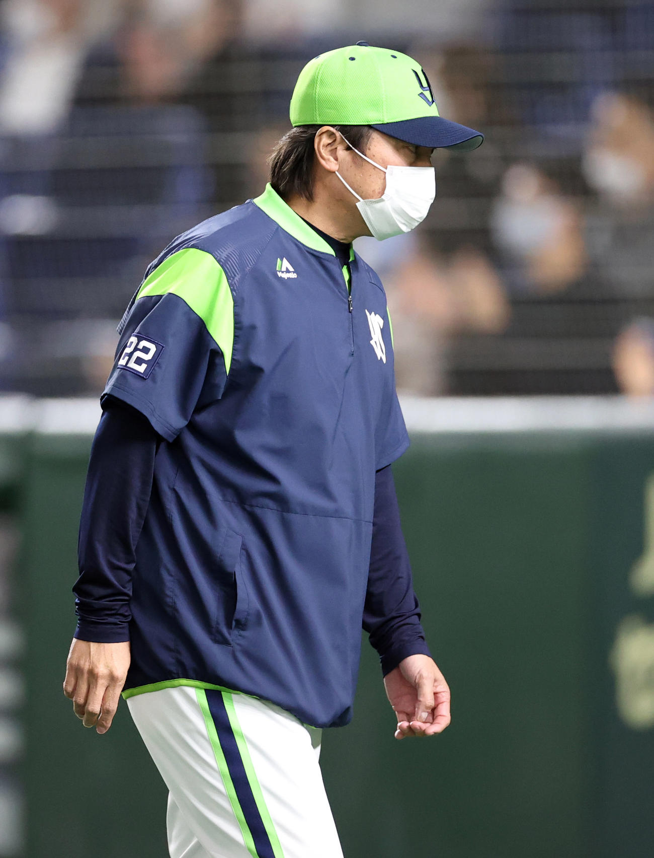 巨人対ヤクルト　7回表を終え、選手の交代を告げる高津監督（撮影・狩俣裕三）