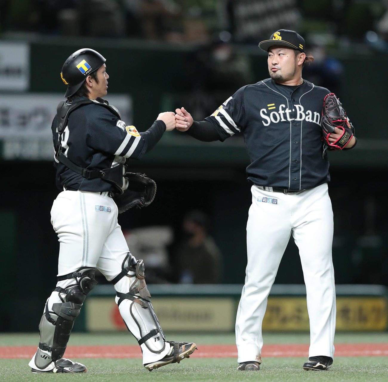 西武対ソフトバンク　西武に勝利しグータッチをする甲斐（左）と森（撮影・河田真司）