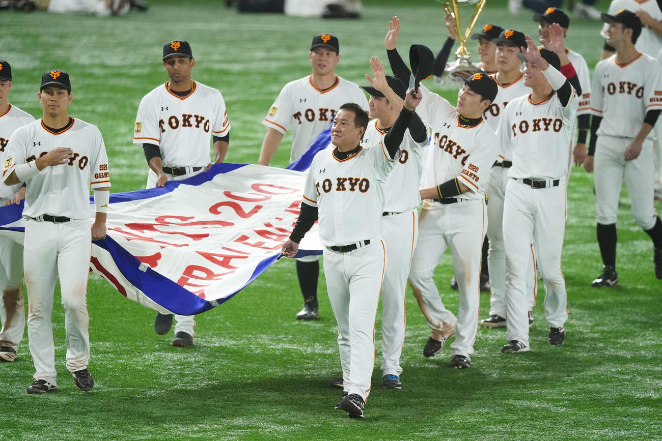巨人対ヤクルト　セ・リーグ優勝を決め、場内1周する巨人原監督（中央）（撮影・鈴木みどり）