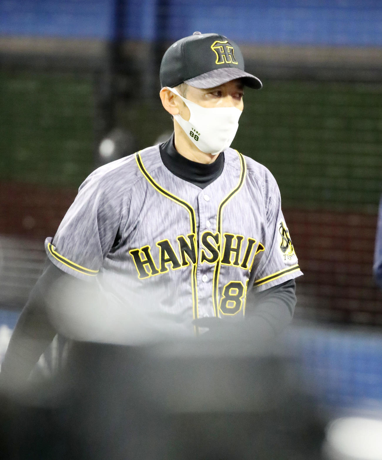 DeNA対阪神　7回表を終え選手交代を告げる矢野監督（撮影・加藤哉）