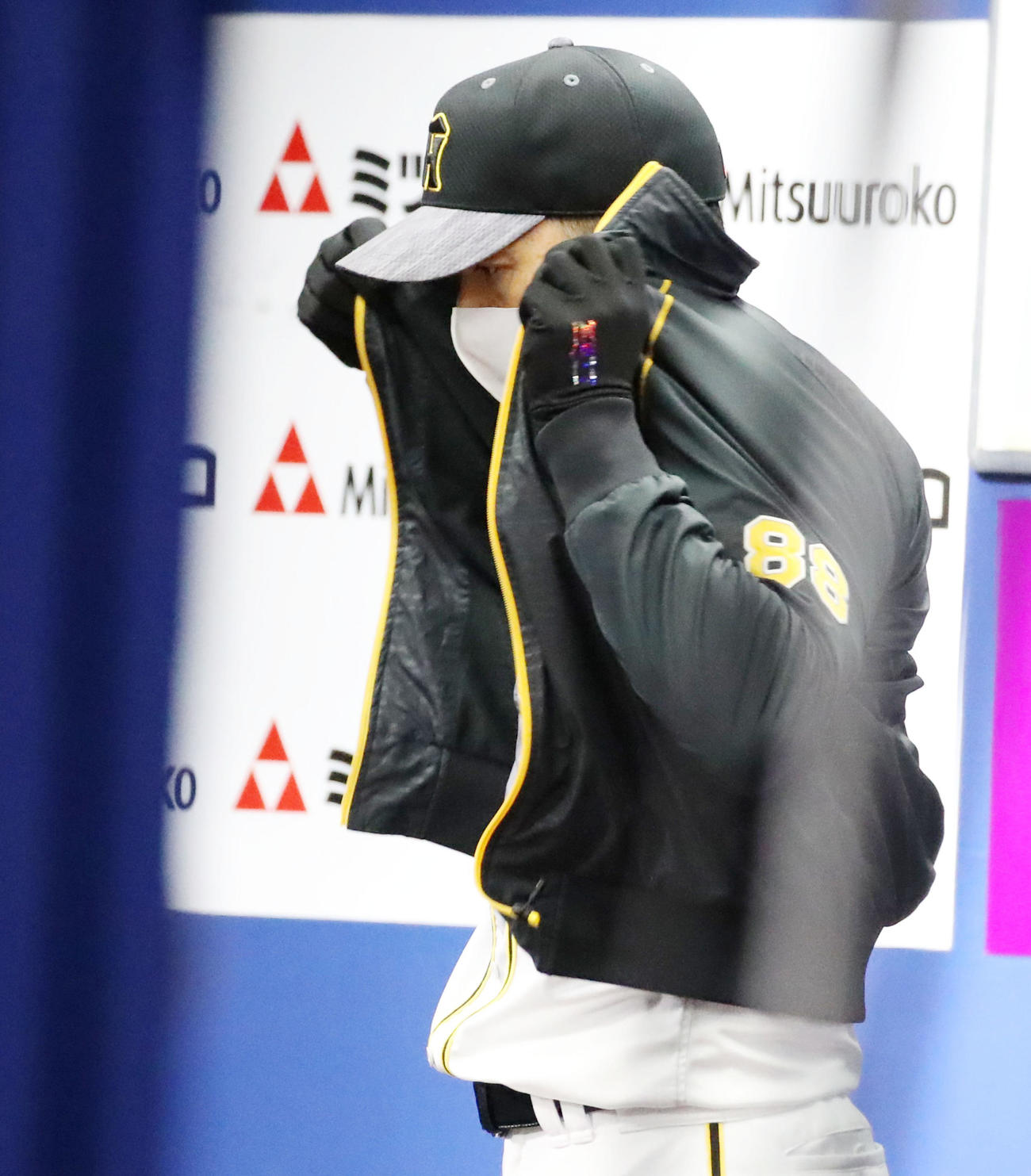 DeNA対阪神　9回裏、選手交代を告げベンチで上着を着る矢野監督（撮影・加藤哉）