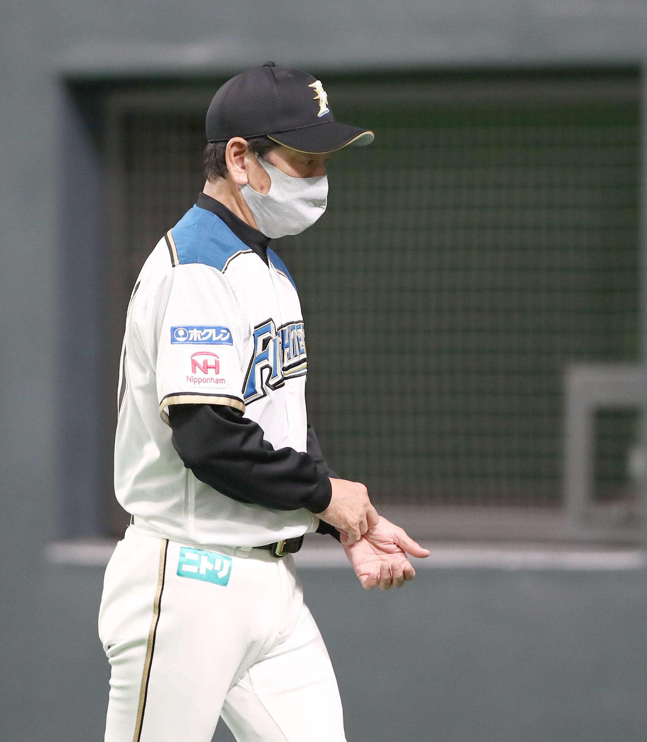 日本ハム対オリックス　渋い表情で選手交代を告げる栗山英樹監督（撮影・黒川智章）