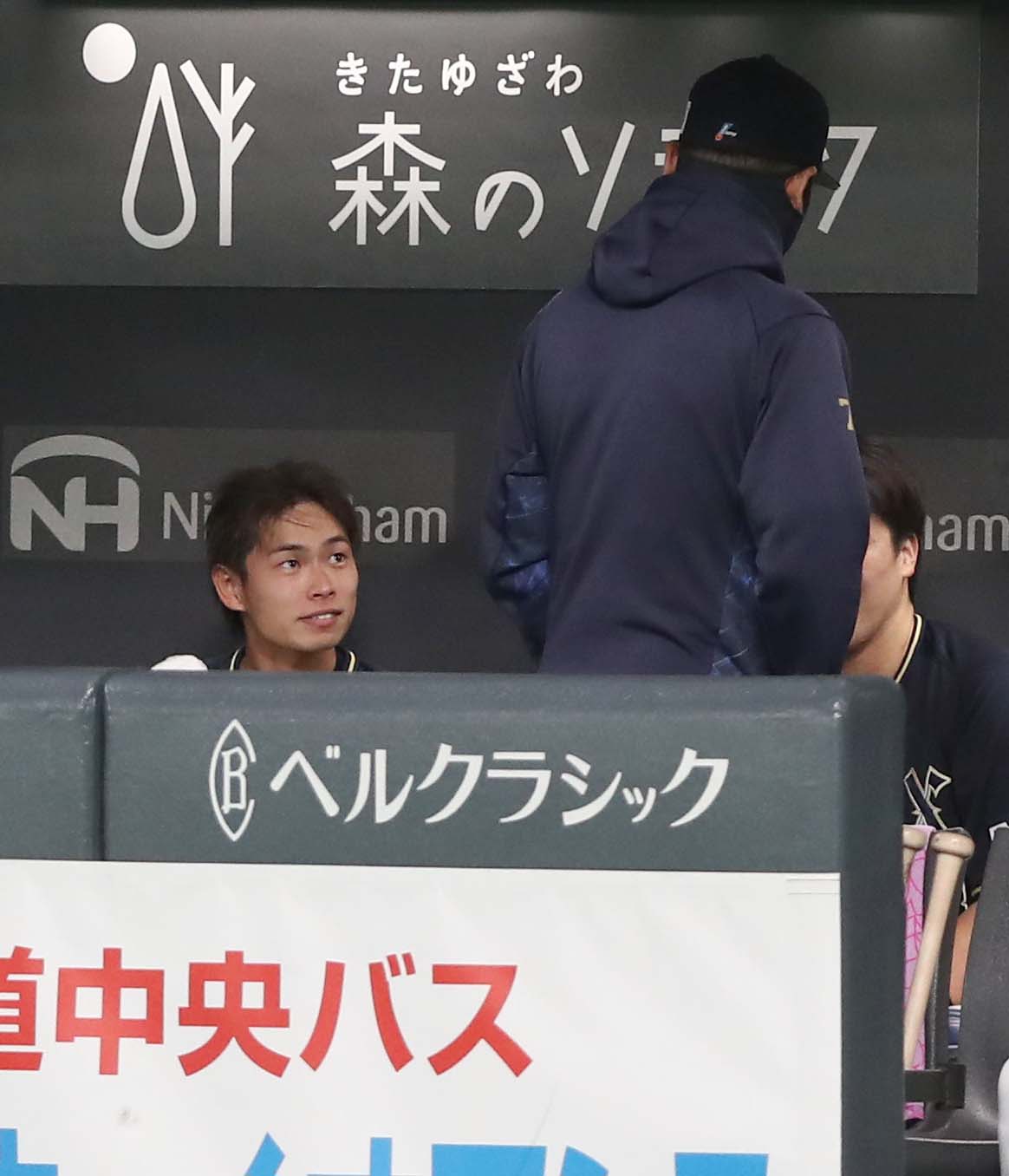 日本ハム対オリックス　8回を投げ終えベンチで中嶋監督代行と話す山岡（撮影・黒川智章）