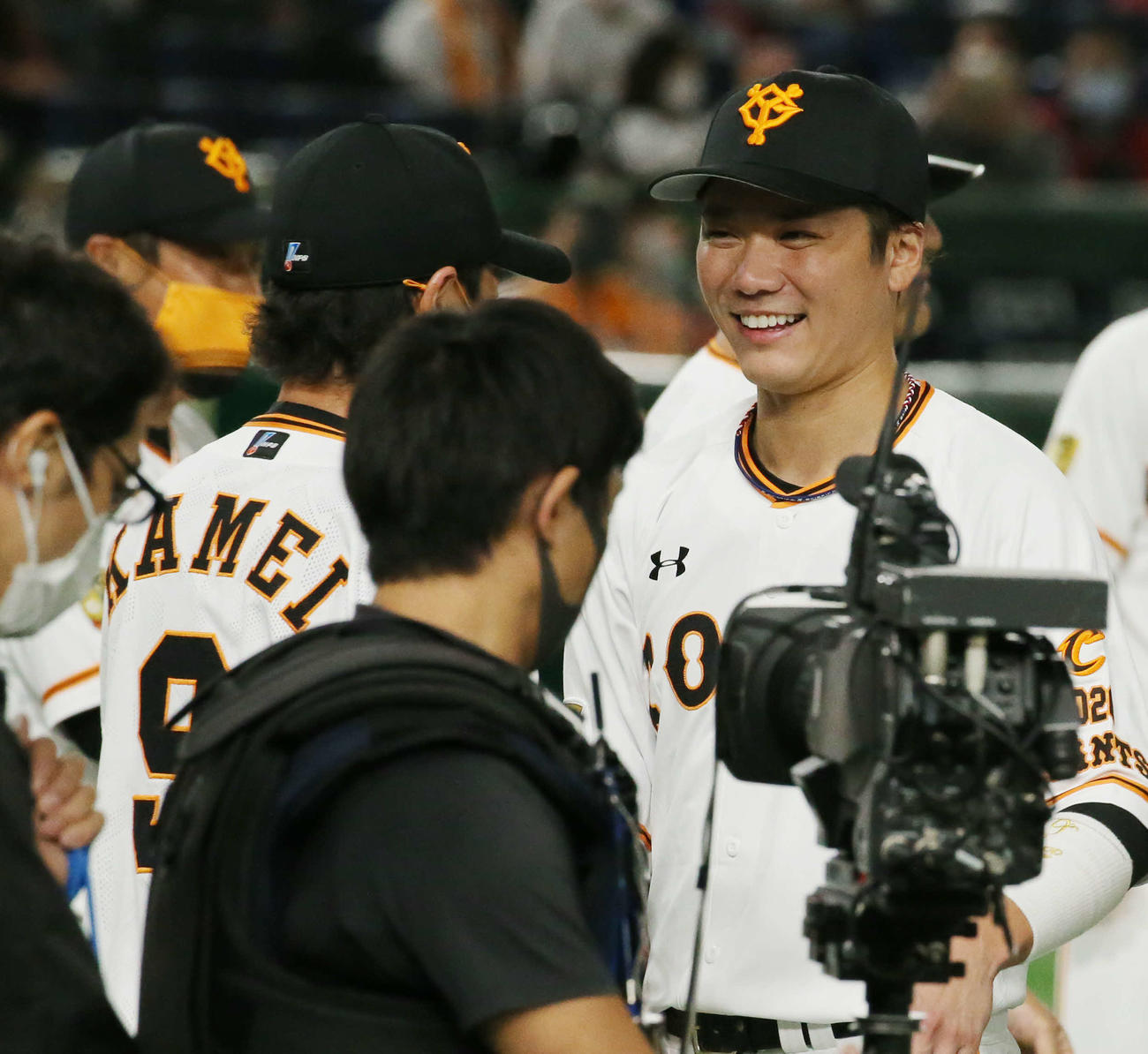 巨人対ヤクルト　セ・リーグを制し笑顔で亀井（左）と言葉を交わす坂本（撮影・河野匠）