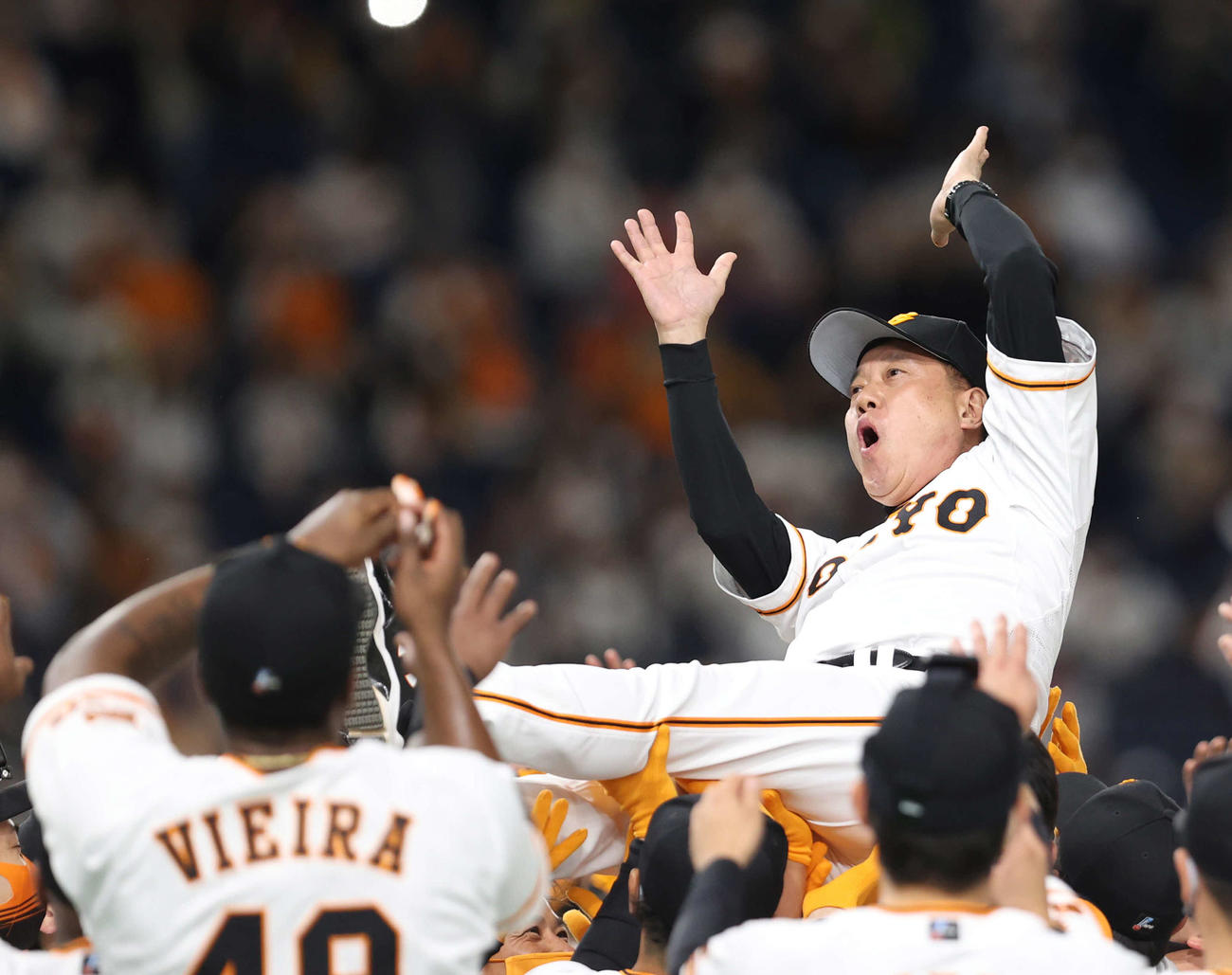 巨人対ヤクルト　セ・リーグを制し胴上げされる巨人原監督（撮影・河野匠）