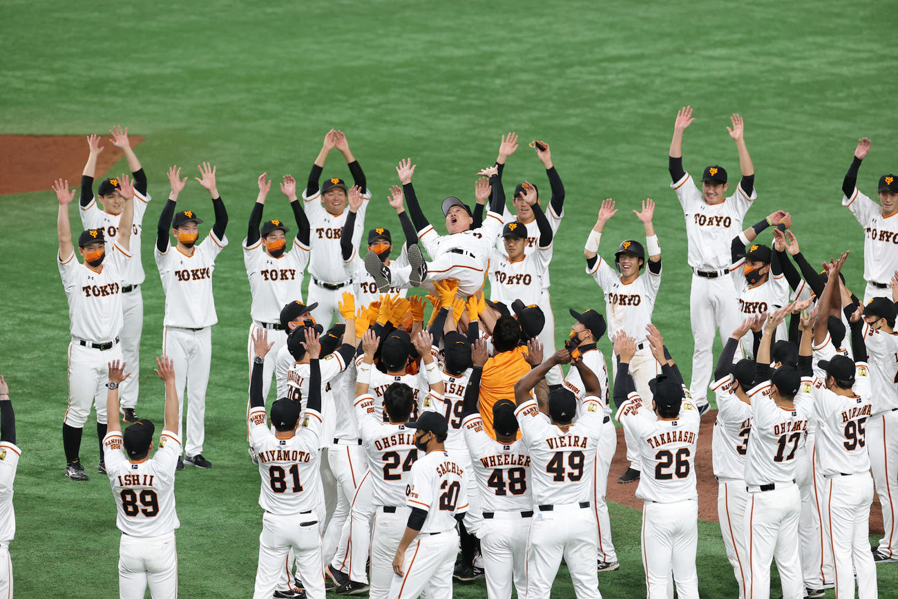 巨人対ヤクルト　優勝を決め胴上げされる原監督（撮影・井上学）
