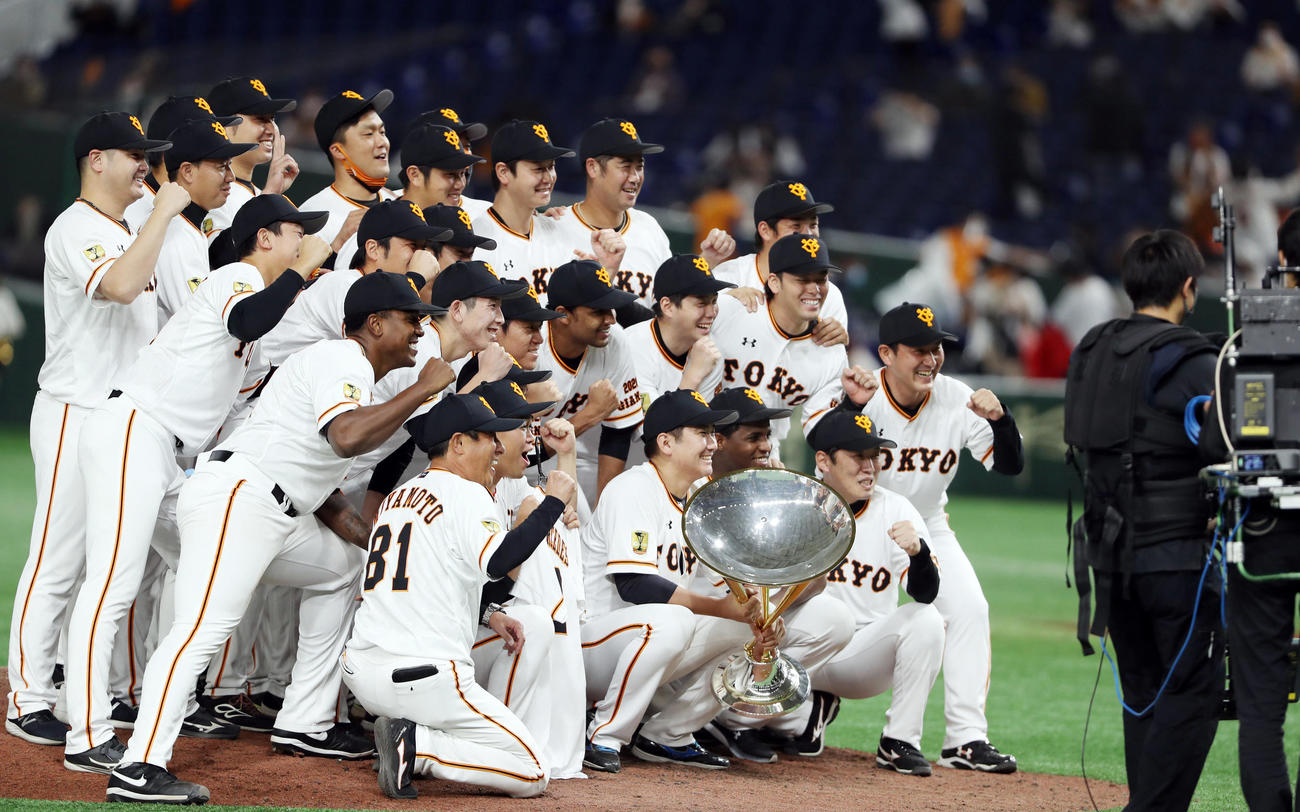 巨人対ヤクルト　優勝杯を手に記念撮影する菅野（前列中央）ら投手陣（撮影・狩俣裕三）
