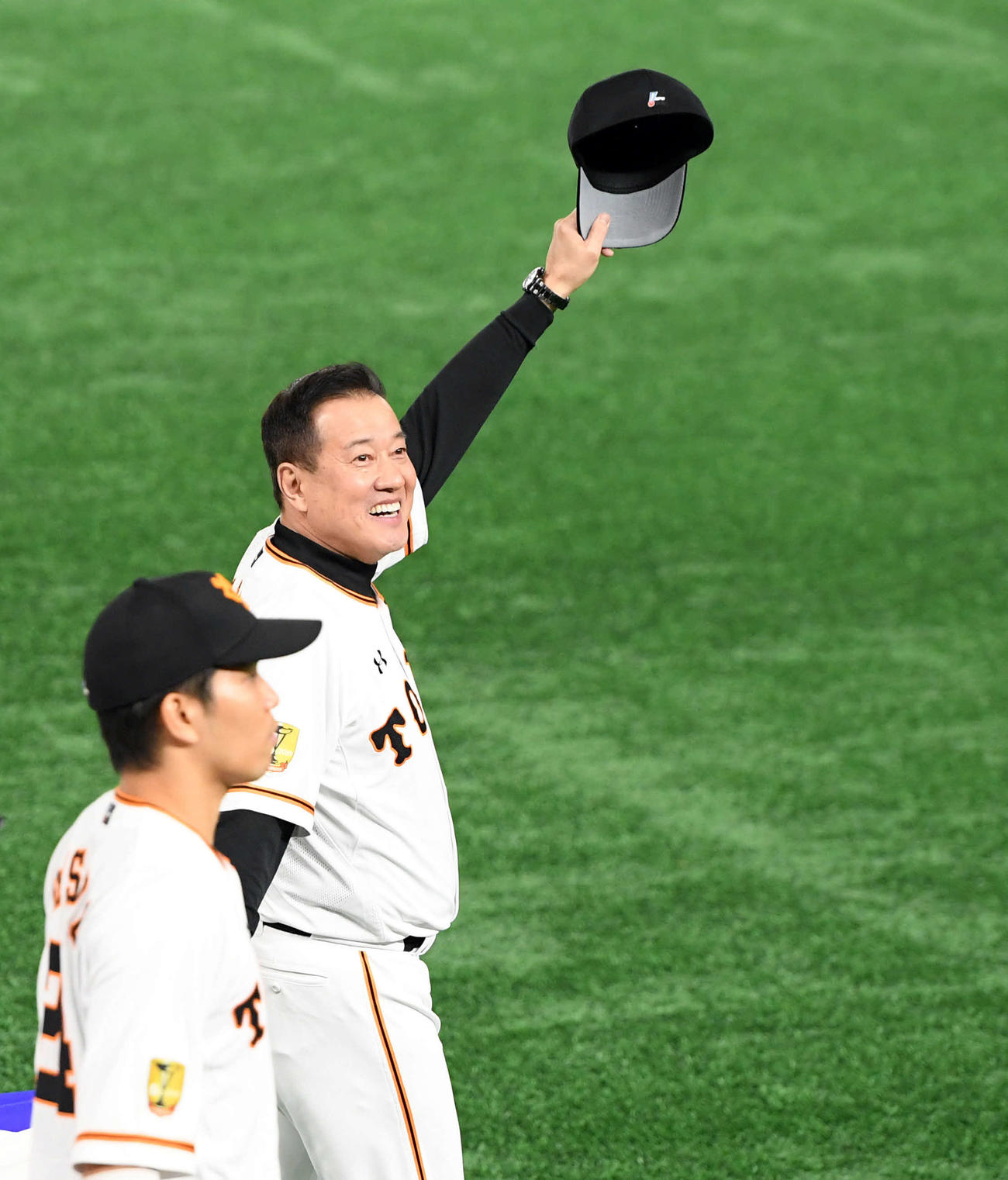 巨人対ヤクルト　笑顔で場内1周する巨人原辰徳監督（撮影・たえ見朱実）
