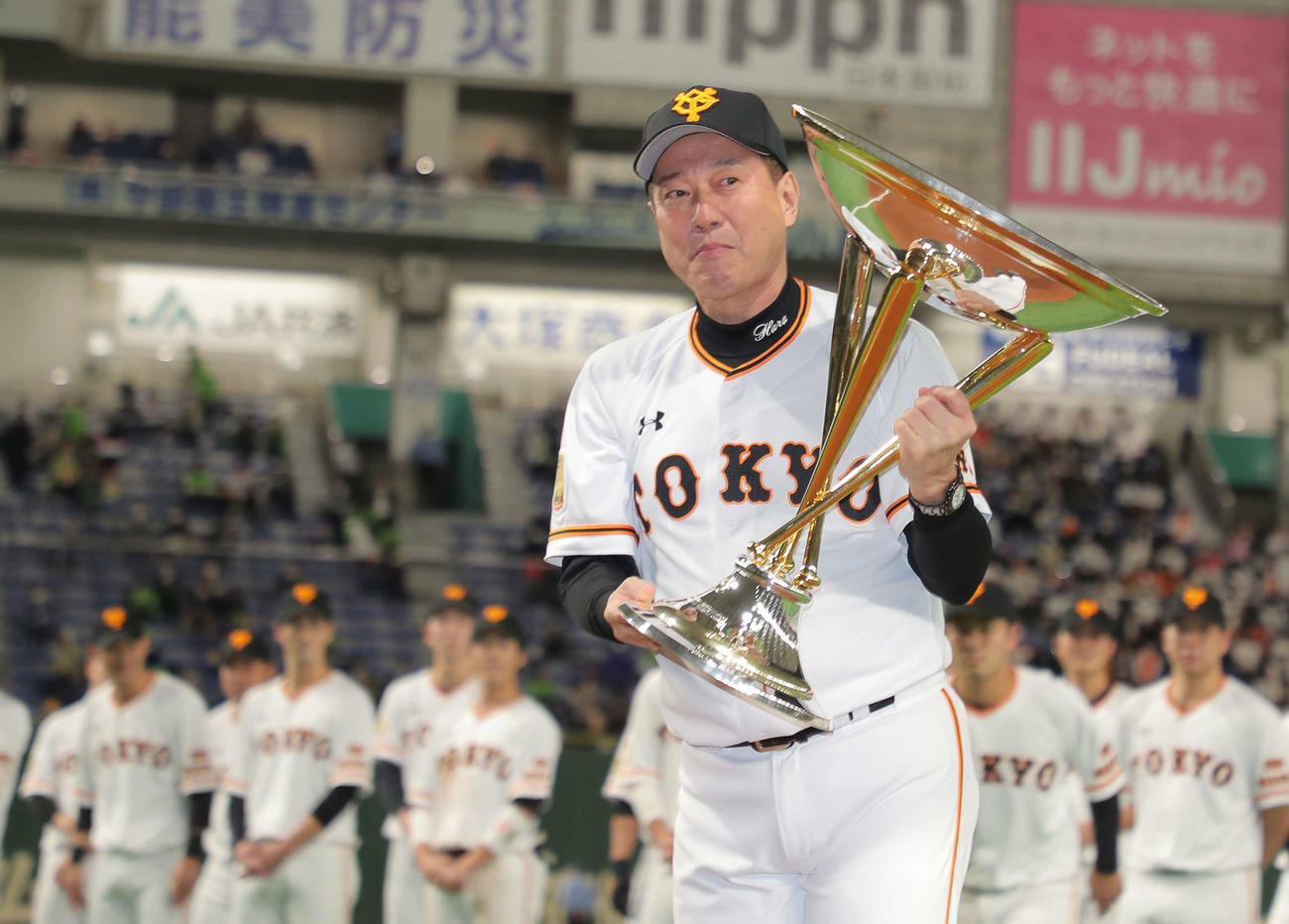 セ・リーグを制し優勝トロフィーを手にする巨人原監督（代表撮影）